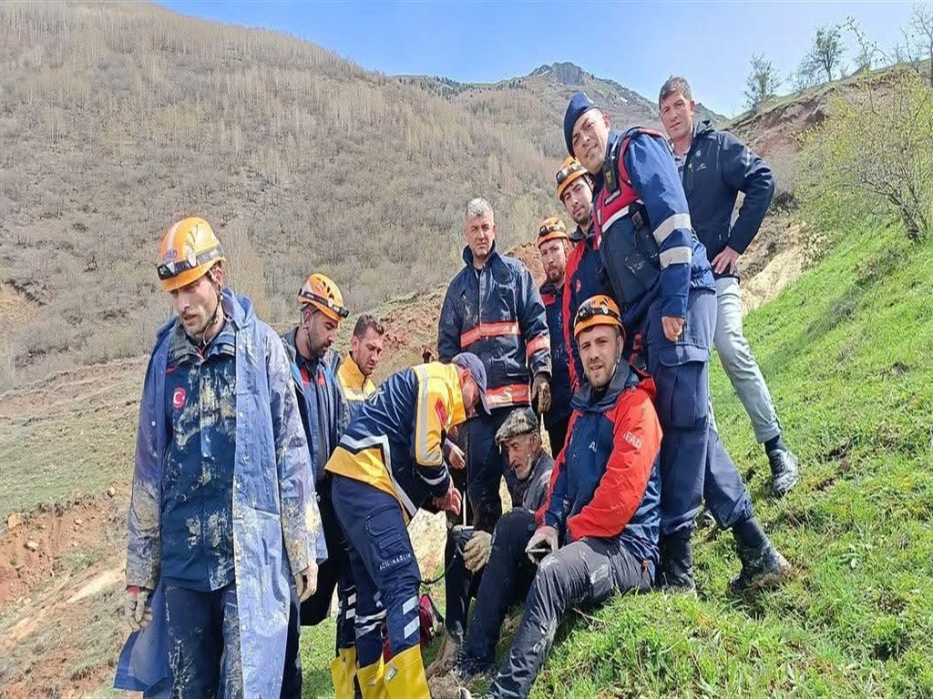 Ölüm Çukuru İneğini Kurtarmak İsterken Kendisi De Battı3