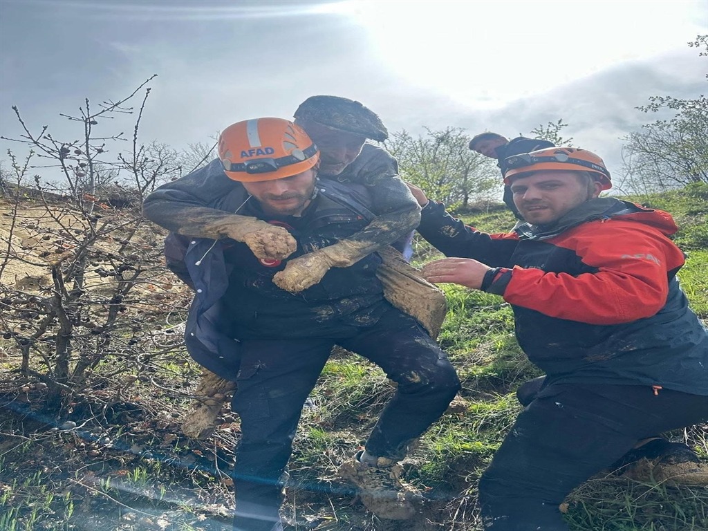 Ölüm Çukuru İneğini Kurtarmak İsterken Kendisi De Battı4