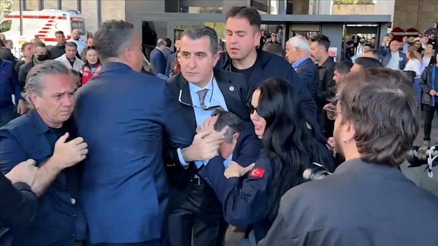Özgür Özel'e AKM'de Saldırı: CHP' Sivas'tan Sert Tepki-1