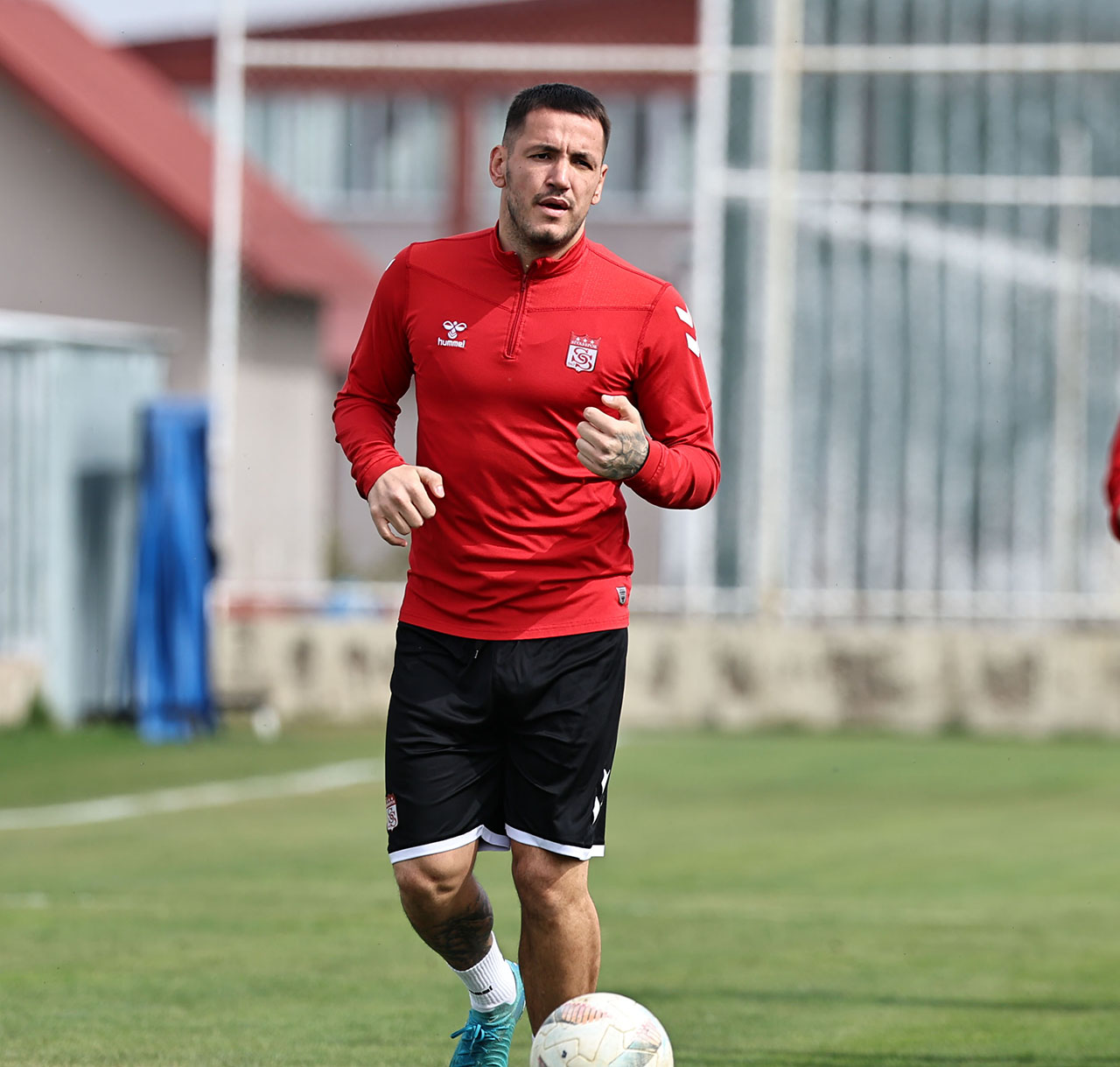 Bencil tavırlı Rey Manaj
