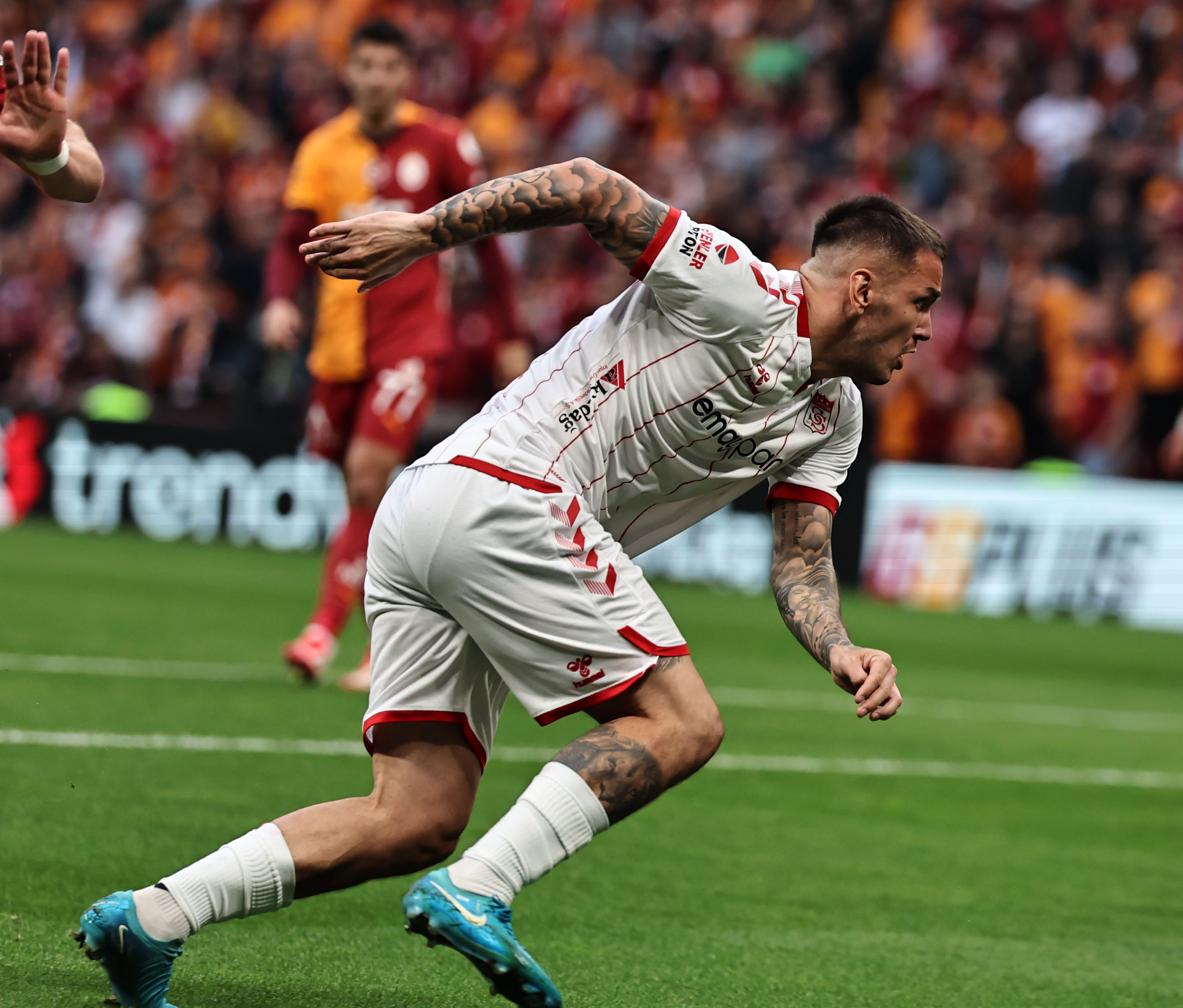 Taraftarı Çıldırtan Paylaşım: Rey Manaj, Galatasaray Maçından Sonra Özel Jetle Tatilde!
