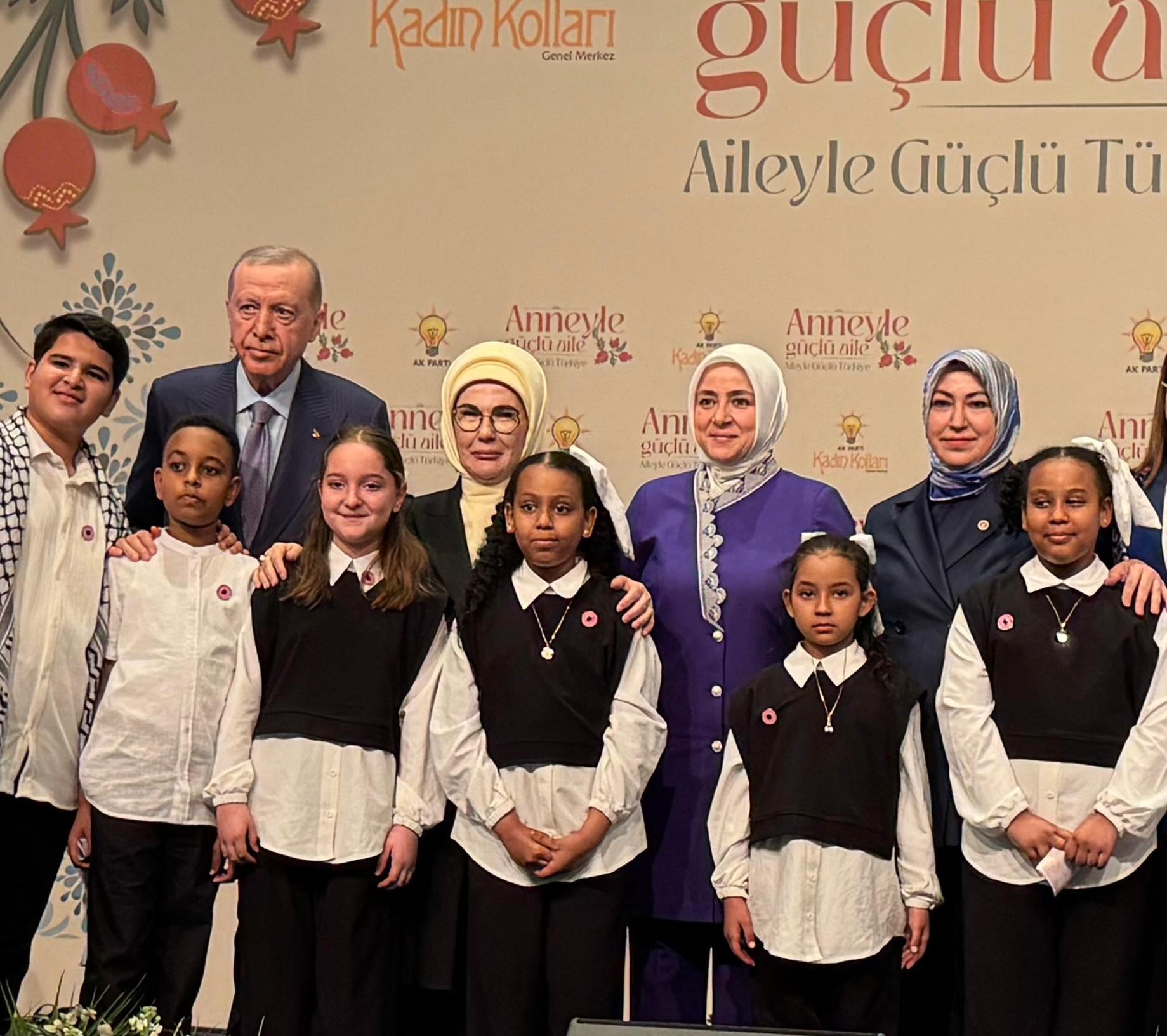 Rukiye Toy’un Organize Ettiği Programda Erdoğan Çifti Annelerle Buluştu