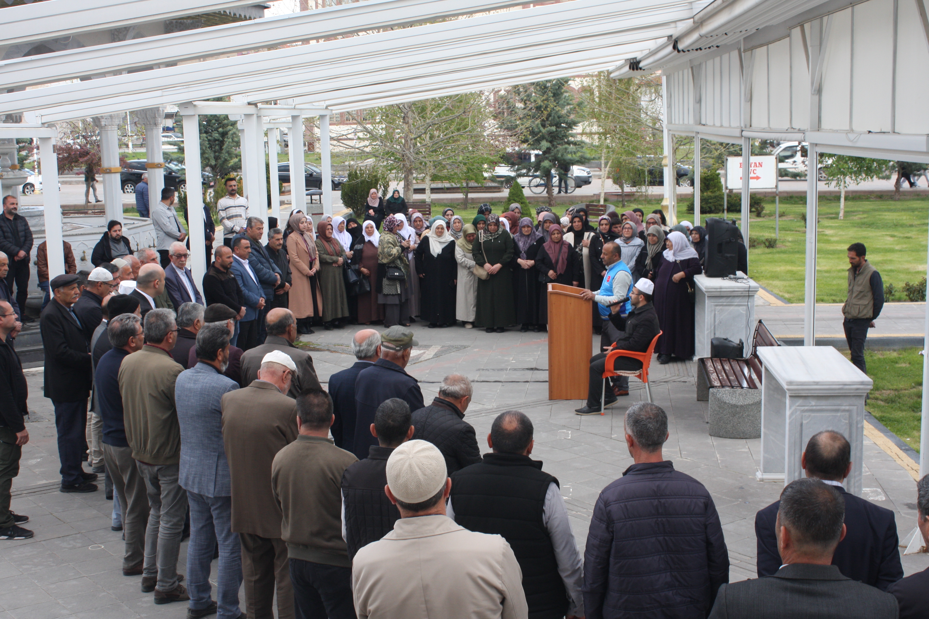 Sivas'ta hacı adayları törenle uğurlandı 