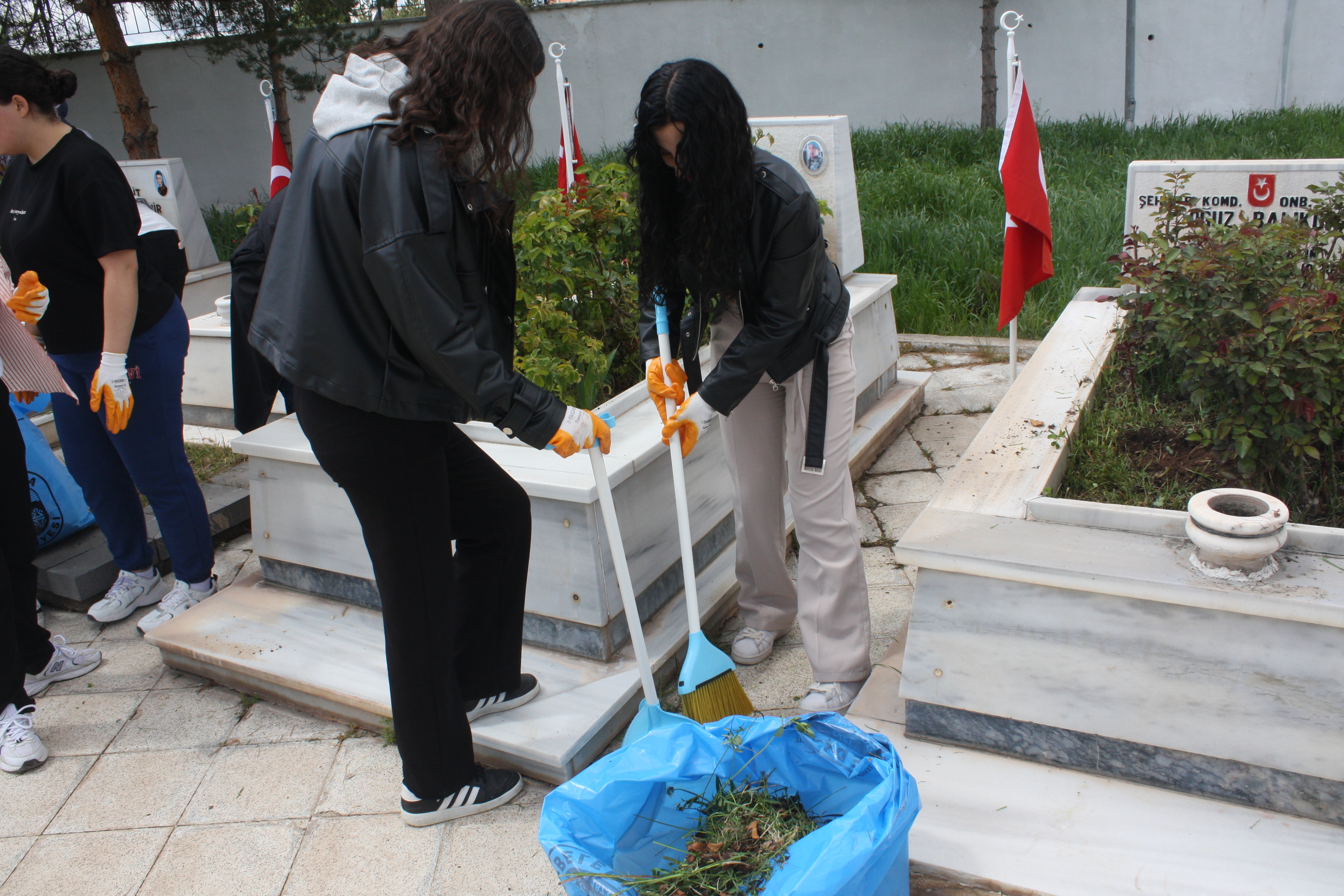 Sivas'ta öğrenciler şehitliği temizledi 