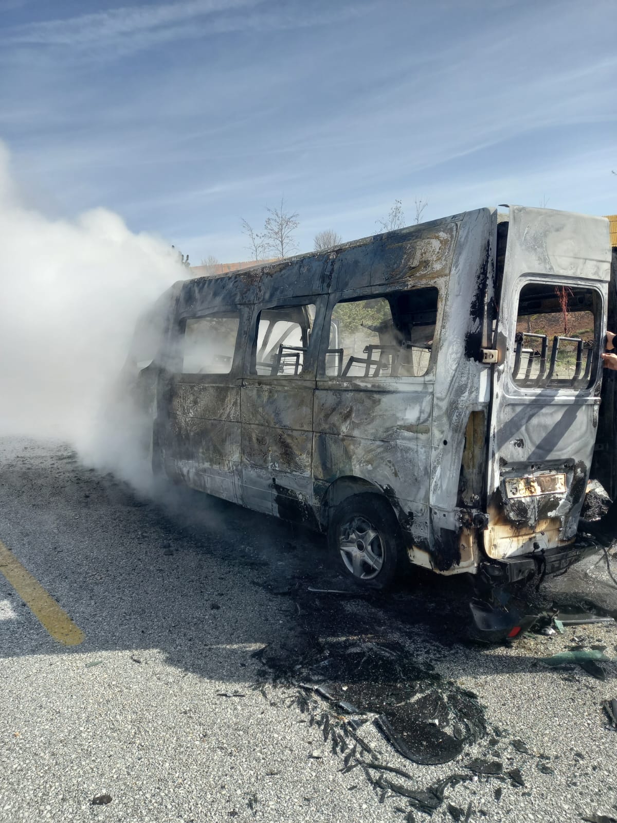 Sivas'ta seyir halindeki servis minibüsü yandı