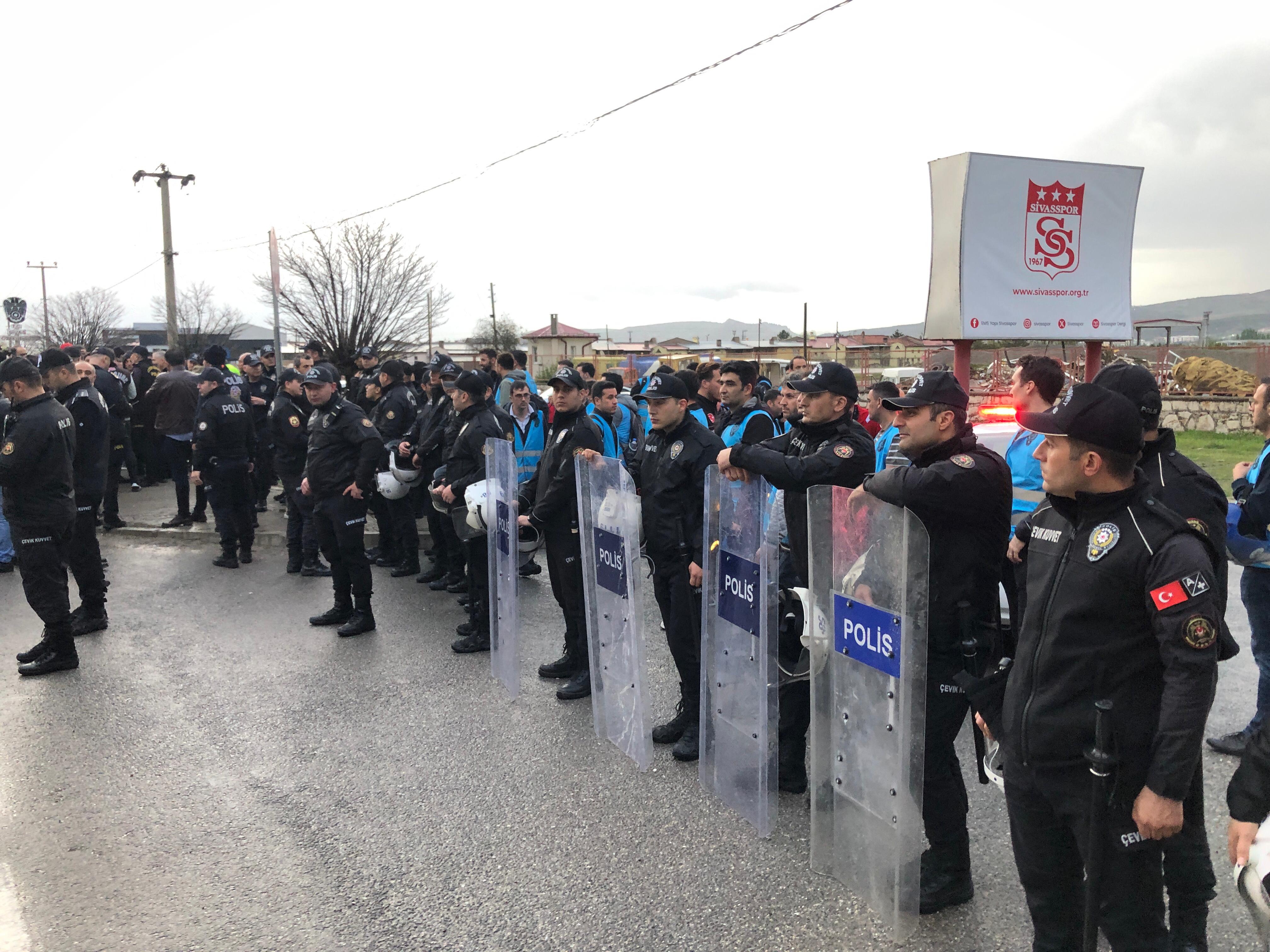 Kırmızı Duvar taraftar grubundan yönetim ve oyunculara sert tepki! 