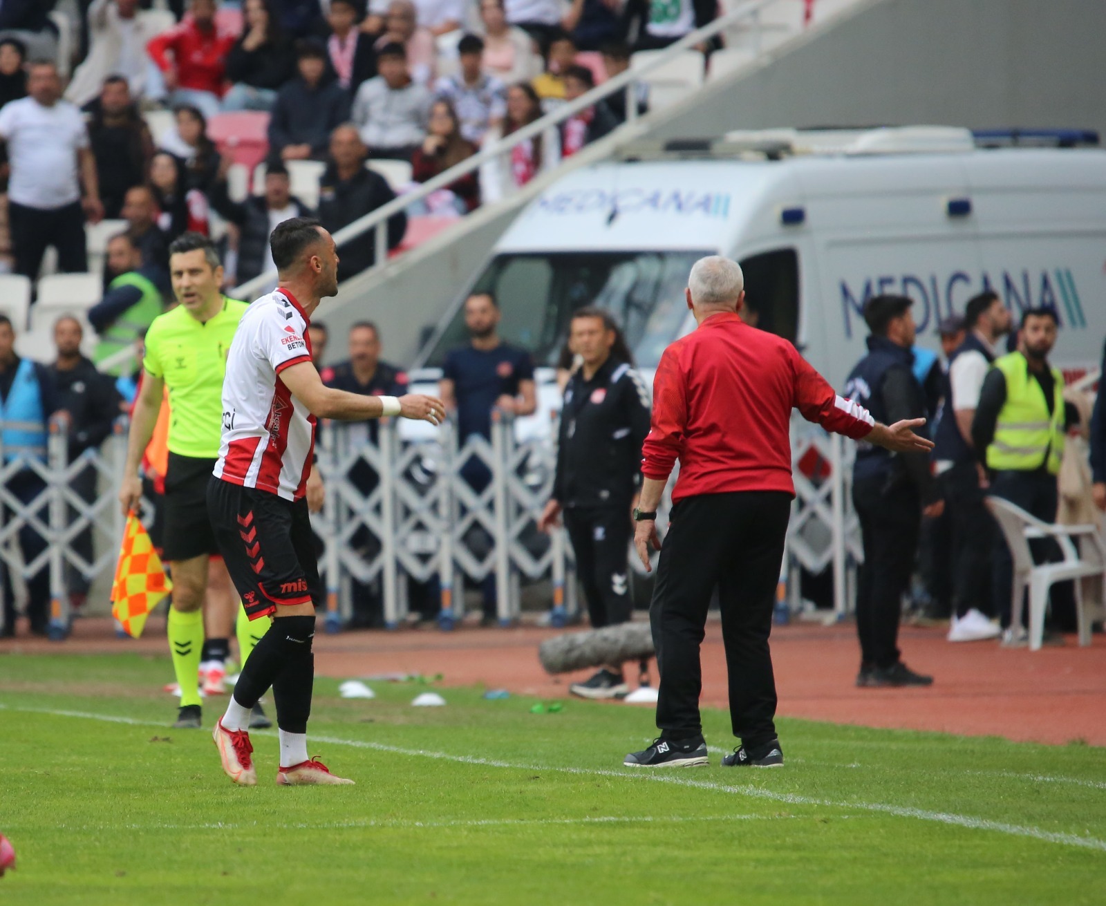 Kırmızı Duvar taraftar grubundan yönetim ve oyunculara sert tepki! "Hiçbiriniz Sivasspor'dan büyük değilsiniz!"
