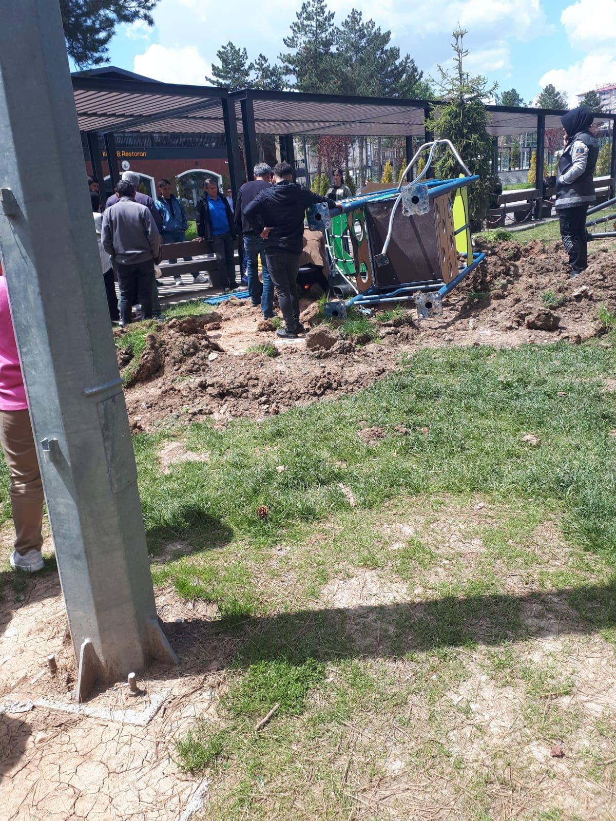 Sivas Belediyesi’nin İhmali Can Alıyordu! 9 Yaşındaki Çocuk Hastanede…