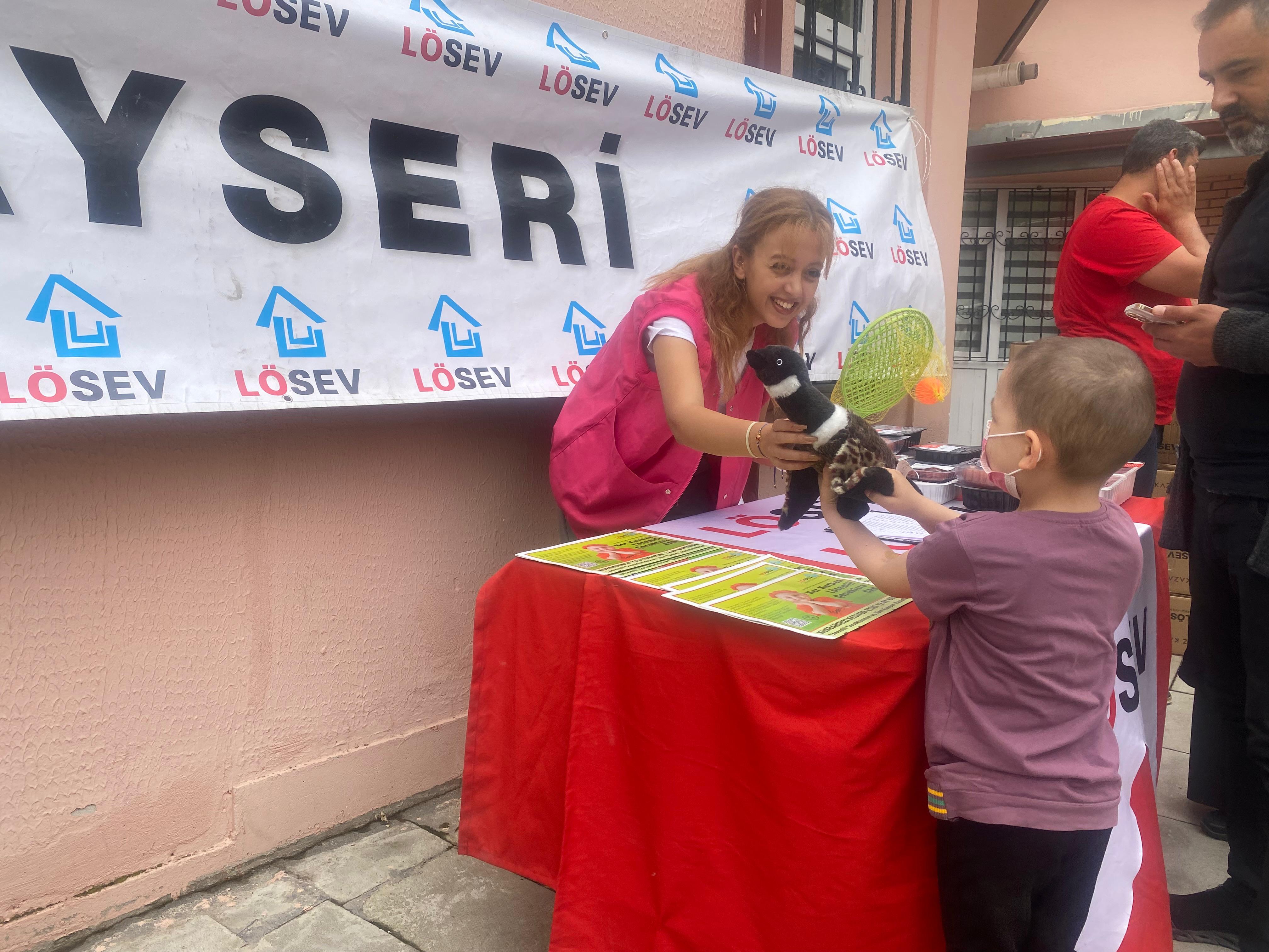 LÖSEV’den Sivaslı Ailelere Et Desteği 