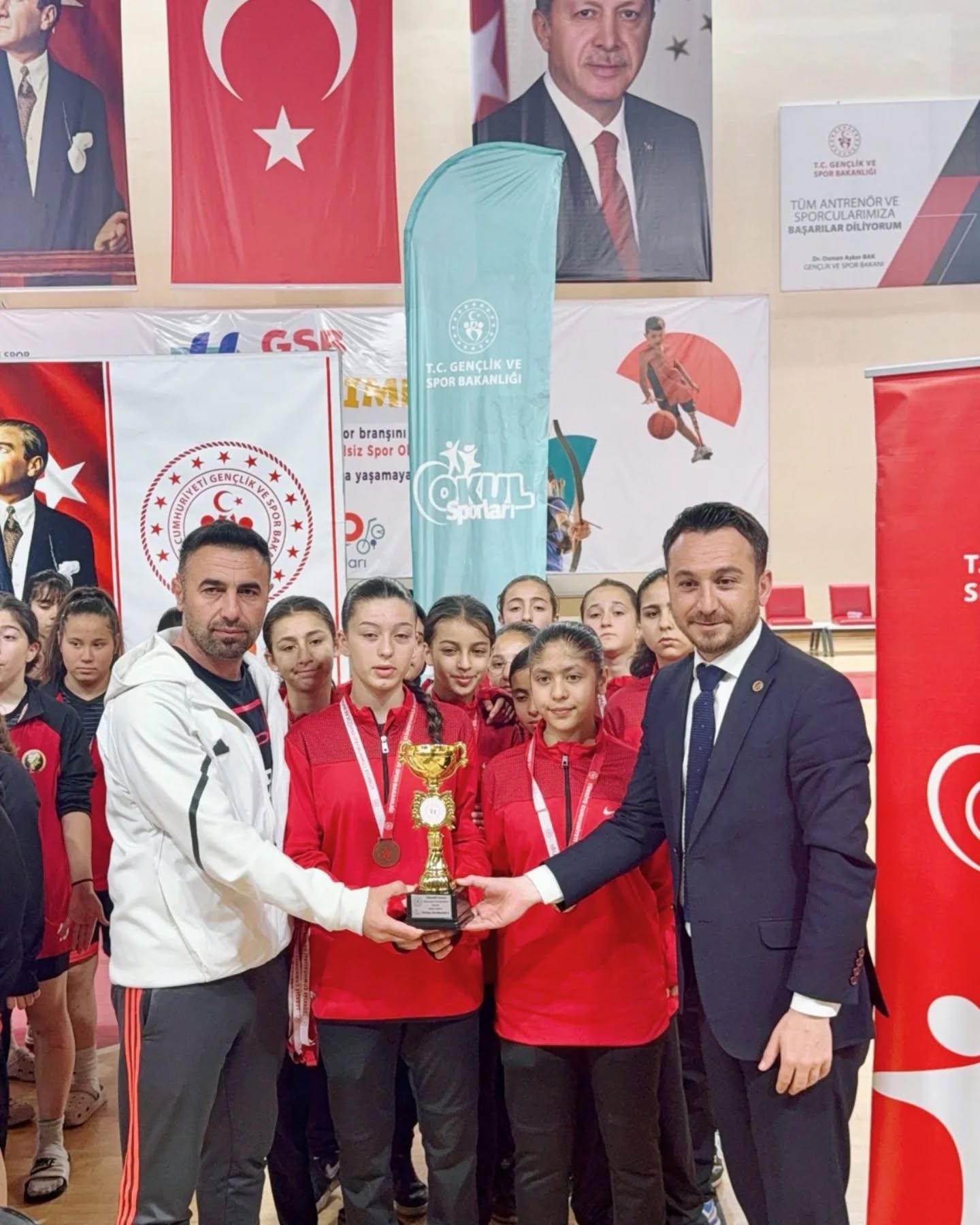 Sivas'ta 30 Öğrencili Köy Okulu, Futsalda Türkiye Dördüncüsü Oldu!
