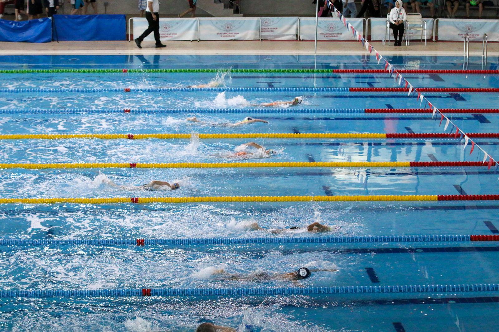 28 İlden 560 Sporcu Sivas'ta Kulaç Attı