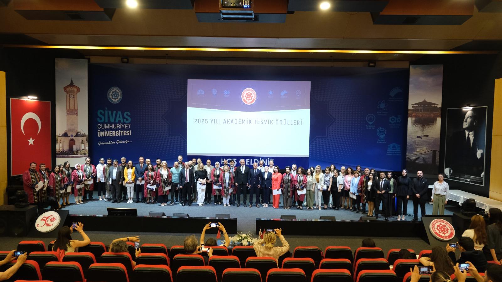 Sivas'ta akademisyenlere ödül verildi 