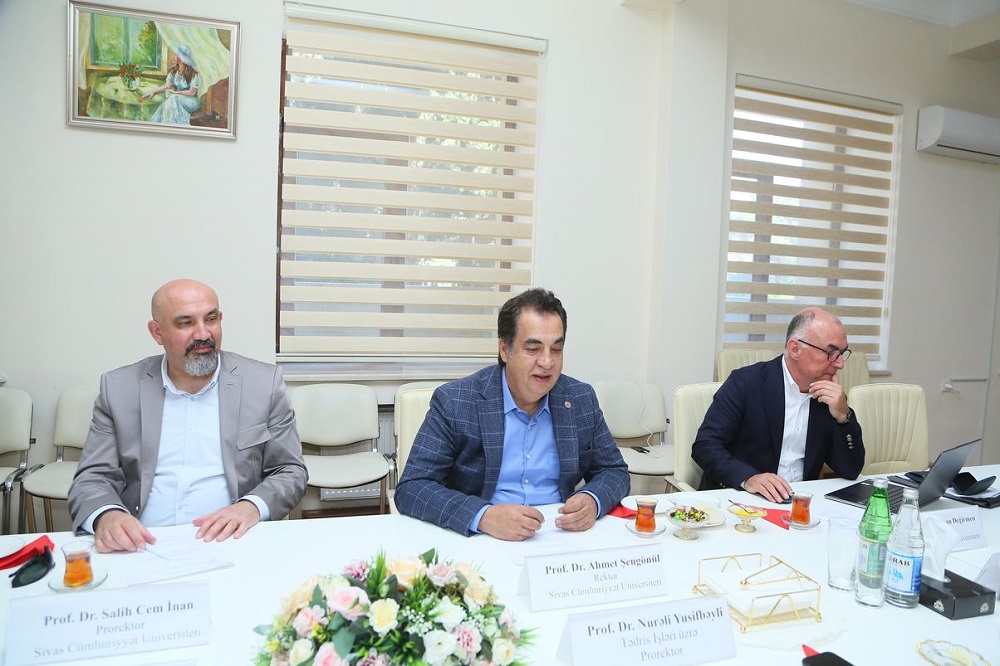 Rektör Şengönül Azerbaycan'da temaslarda bulundu 