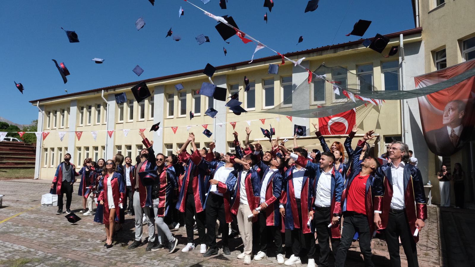 Mezuniyet Törenine Atatürk Damgası 