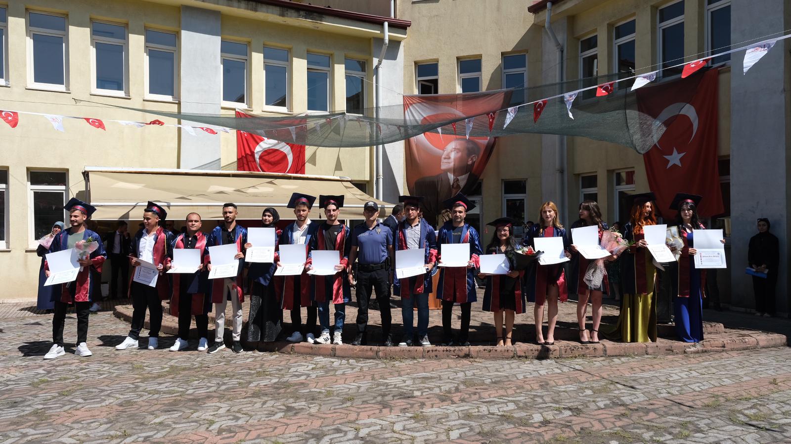 Mezuniyet Törenine Atatürk Damgası 