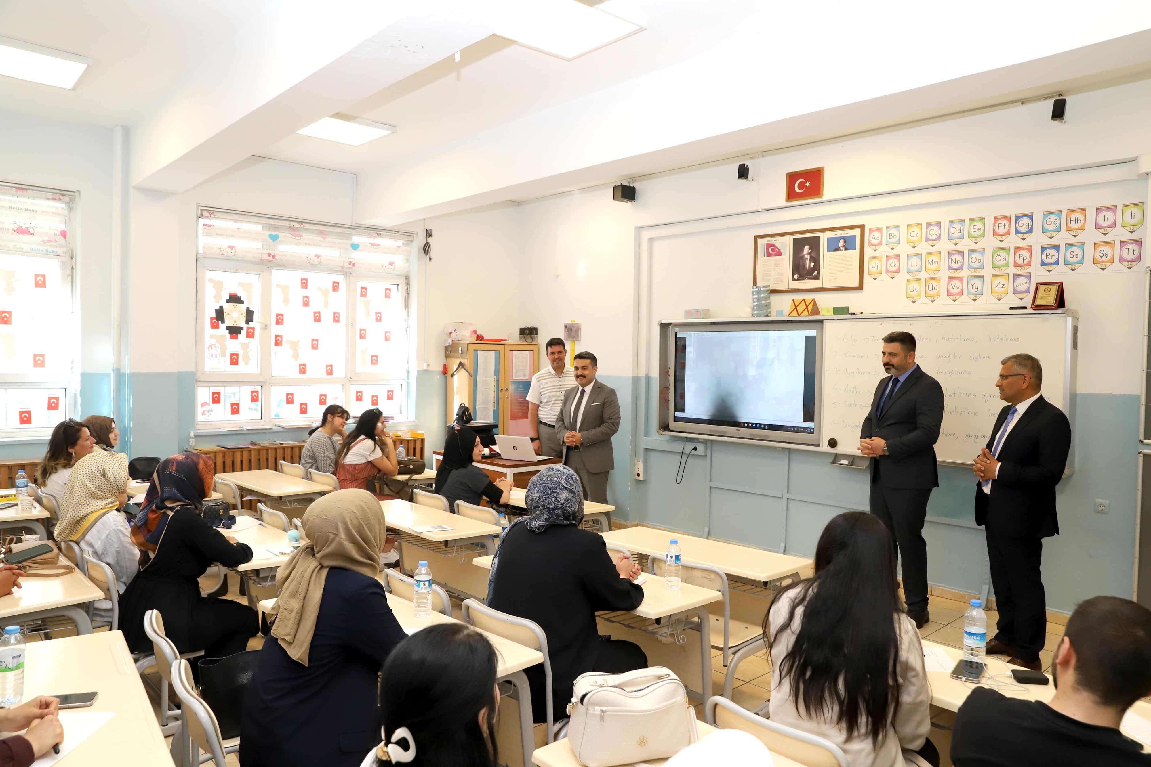 Sivas'ta Öğretmenlere  Seminer