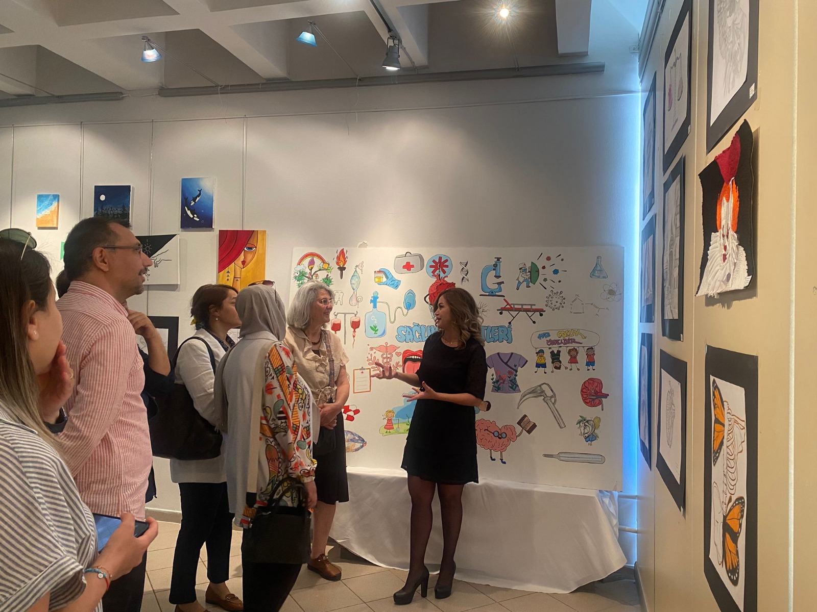 Sanat ve Sağlık Buluştu: SCÜ’de Tıp Temalı Resim Sergisi