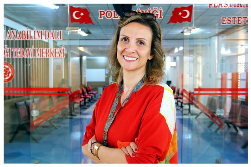 Sivas Cumhuriyet Üniversitesi Sağlıklı Hizmetleri Uygulama ve Araştırma Hastanesi Aile Hekimliği Ana Bilim Dalı Öğretim Üyesi Doç. Dr. Sanem Nemmezi Karaca sigara, nargile, elektronik sigara kullanımı ve zararlarına dair açıklamalarda bulundu. SİGARA İÇME ORANLARININ YENİDEN ARTMAYA BAŞLADI Karaca, “Artık tüm dünyada sigaranın sadece içen kişilere zarar vermediği, ürettiği atıklarla doğayı hatta içmeyen bireyleri de zehirlediği bilimsel kanıtlarla ortaya konulmuştur. Sigara içenlerin etrafa yaydıkları dumanın ve bu dumandan parkelere, perdelere, mobilyalara sinen partiküllerin içmeyen bireylere zararlı etkilerine yönelik bilgiler gün geçtikçe artmaktadır. Tüm bu nedenlerden ötürü yüzde 100 dumansız mekânlar önem kazanmaktadır. Bu amaçla ülkemizde ciddi politikalar geliştirilmiş, önemli adımlar atılmıştır. Ancak maalesef son yıllarda sigara içme oranlarının yeniden artmaya başladığı kaydedilmektedir. Dumansız iç mekanlara ait yasaların ortaya koyduğu zorunlulukların denetlenmesi ve gerekli cezai işlemlerin uygulanması kazanımların kaybedilmemesi açısından oldukça önemlidir” dedi.  UYANIK OLMAMIZ GEREKİYOR  Nargilenin zararsız olduğu iddiasının doğru olmadığını  belirten Karaca, nargilenin sigaradan daha yüksek oranlarda zararlı madde içerdiğini belirterek “Gün geçtikçe zararsız oldukları algısı ile nargile, filtreli sigaralar, elektronik sigaralar ve diğer tütün ürünlerinin kullanımı içilen sigaralar ile yer değiştirmeye başlamıştır. Özellikle gençler ve kadınlar bu projenin hedefi olmuştur. Maalesef 18-24 yaş arasında her iki gençten biri nargile ya da elektronik sigarayı denediği gözlenmektedir. Yapılan çalışmalarda, elektronik sigaranın en sık eğlence amacı ile denenmeye başlandığı, sigaranın bırakılmasına yardımcı bir ürün olarak düşünüldüğü ve kullanıldığı gözleniyor. Bu ürünler farklı şekillerde ve özellikteler. Bir kısmı sigaraya benzer şekilde; uçlarında yanan bir kırmızı ışıkları var. Çoğu tıpkı sigara gibi duman çıkarıyor. Bizim önemsediğimiz nokta ise bağımlılık yapan maddeyi de içeriyor olması. Ayrıca bağımlılığı pekiştiren bu görsel uyaranlar ve davranışsal ritüeller nikotin bağımlılığından kurtulmayı zorlaştırıyor. Uyanık olmamız gerekiyor. O yüzden bağımlılık yapma potansiyelleri açısından bu ürünlerin hiçbirinin diğerinden bir üstünlüğü olmadığını bilmemiz gerekli” dedi. 1995 YILINDAN BU YANA HİZMET VERİYOR  Sivas Cumhuriyet Üniversitesi'nde Nikotin Bağımlılığı Tedavi Polikliniği hakkında bilgiler veren Karaca, “1995 yılından bu yana hizmet sunmaktayız. Türkiye'nin pek çok yerinde bunun gibi nikotin bağımlılığı birimlerimiz var. Sigara içen vatandaşlarımıza destek veriyoruz. Sigarayı bırakmak ya da ciddi ciddi gündeminize almak için bugünü bir fırsata çevirelim” diye konuştu. 
