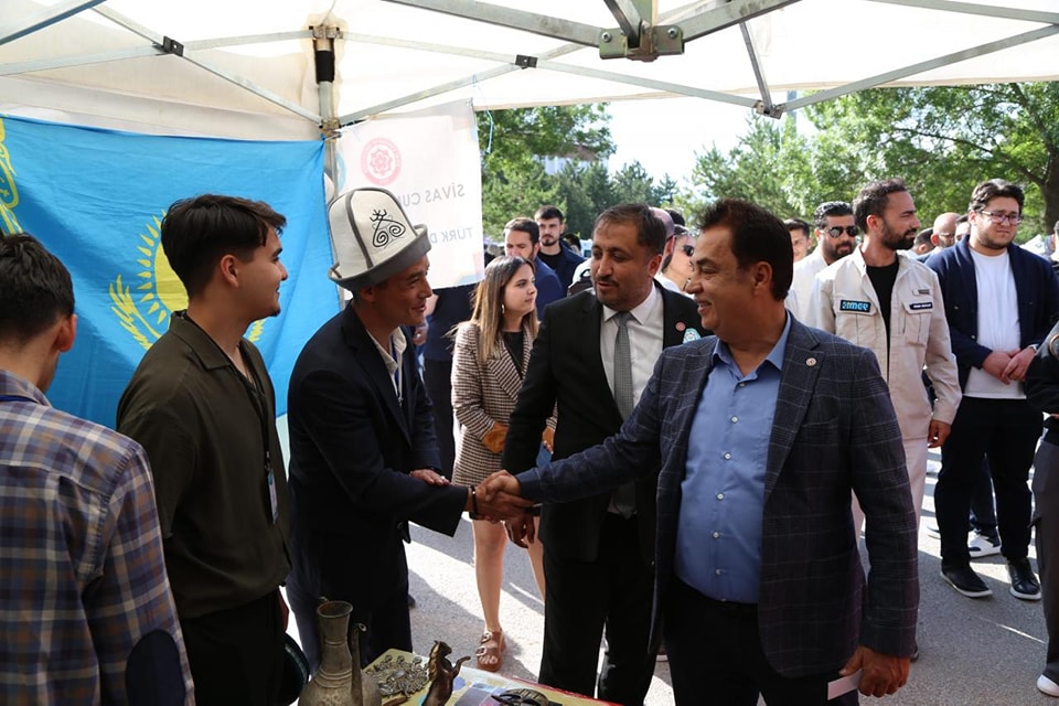 Sivas'ta Gençlik Festivali kampüsü şenlik alanına çevirdi! 