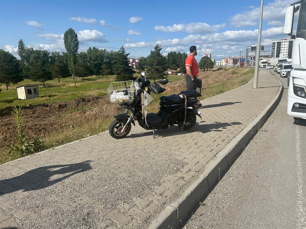 TIR'ın çarptığı elektrikli bisikletin sürücüsü ağır yaralandı