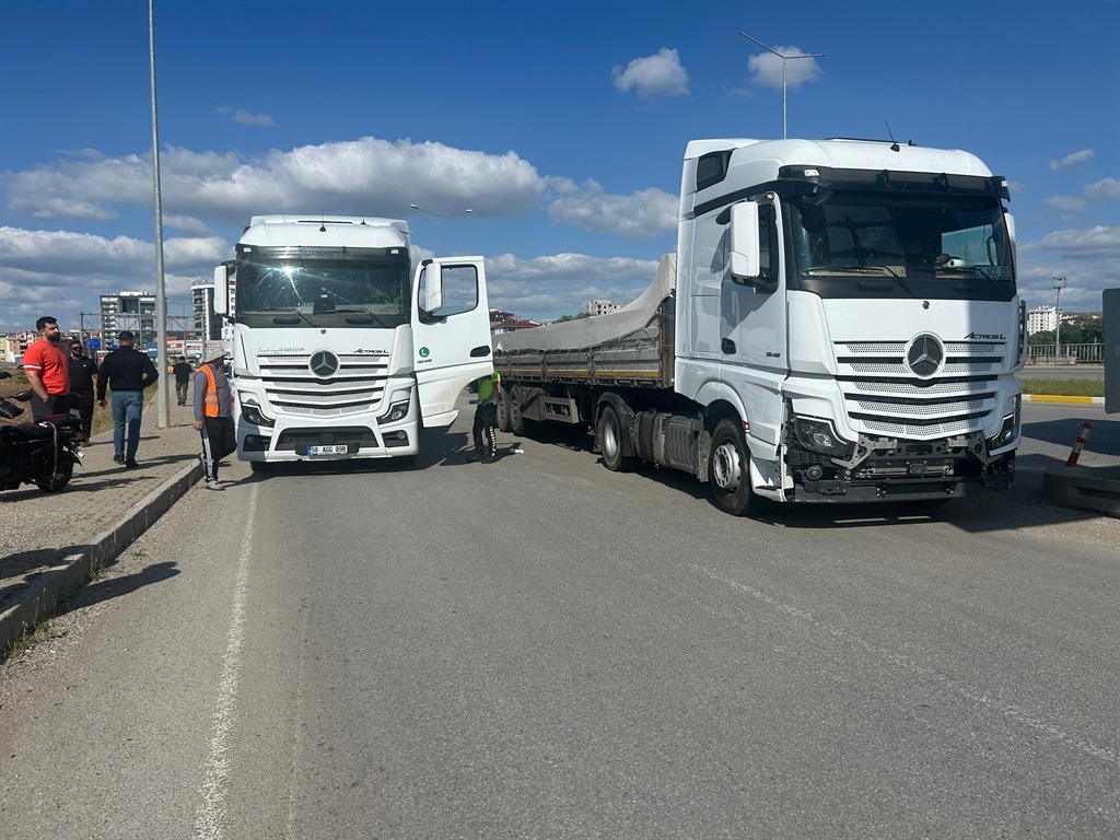 TIR'ın çarptığı elektrikli bisikletin sürücüsü ağır yaralandı