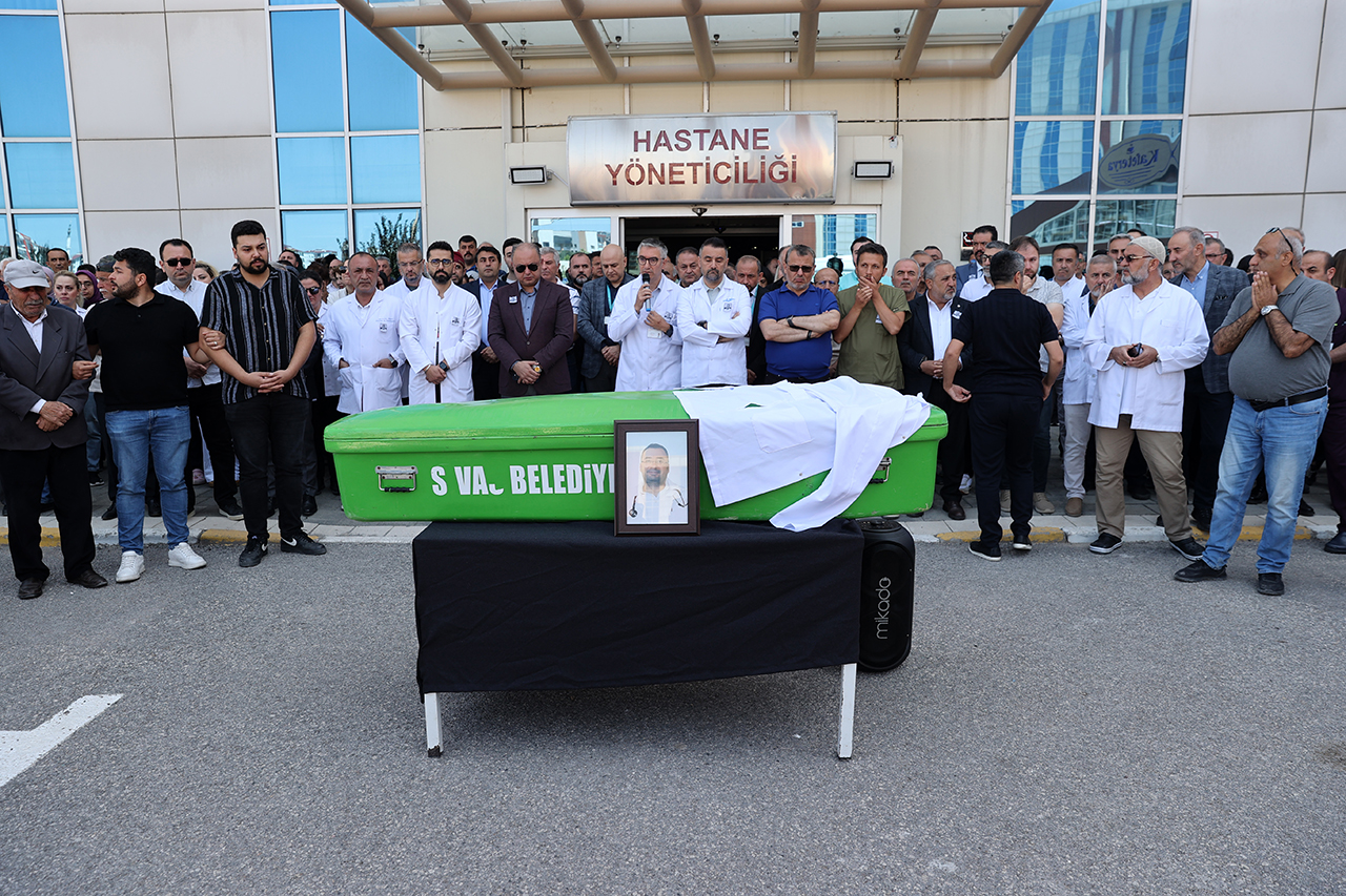 Vefat eden doktor için tören düzenlendi