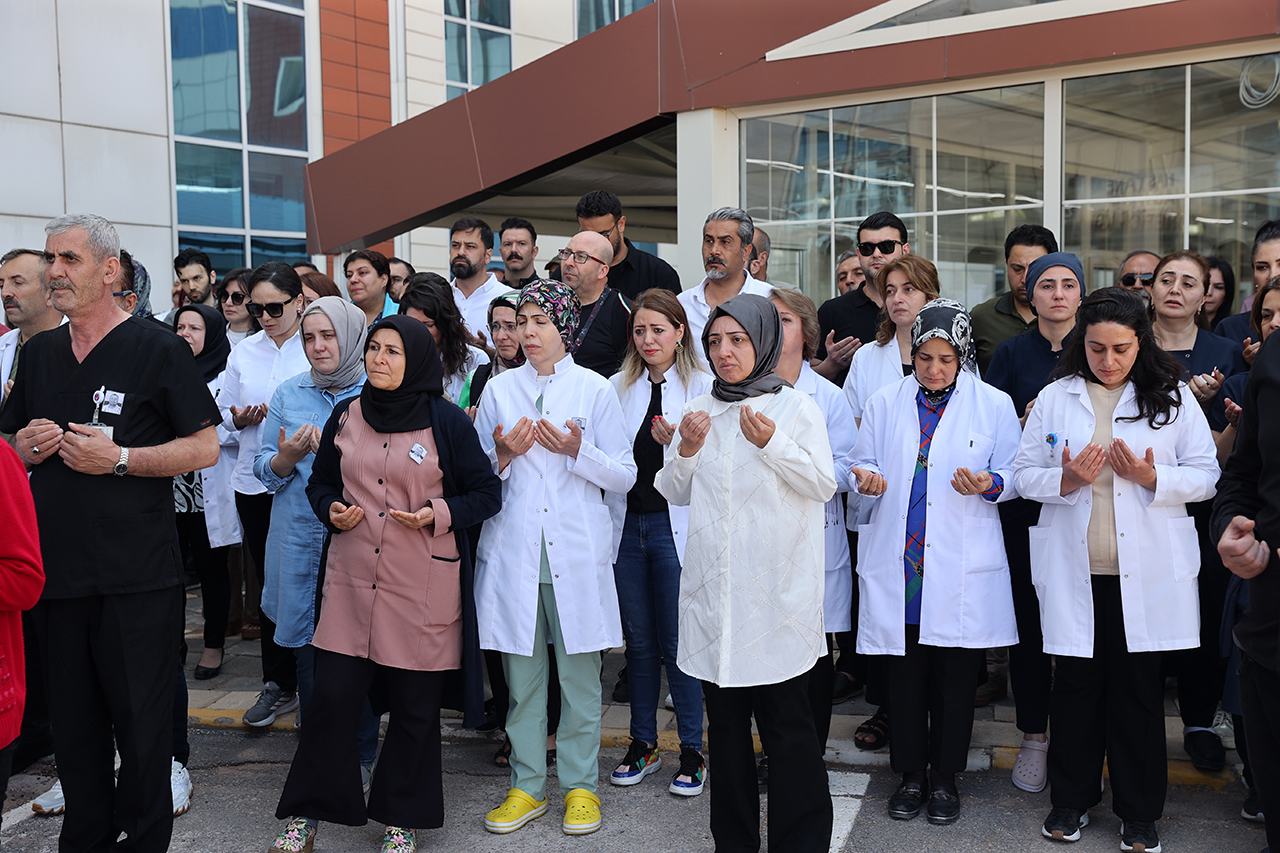 Vefat eden doktor için tören düzenlendi