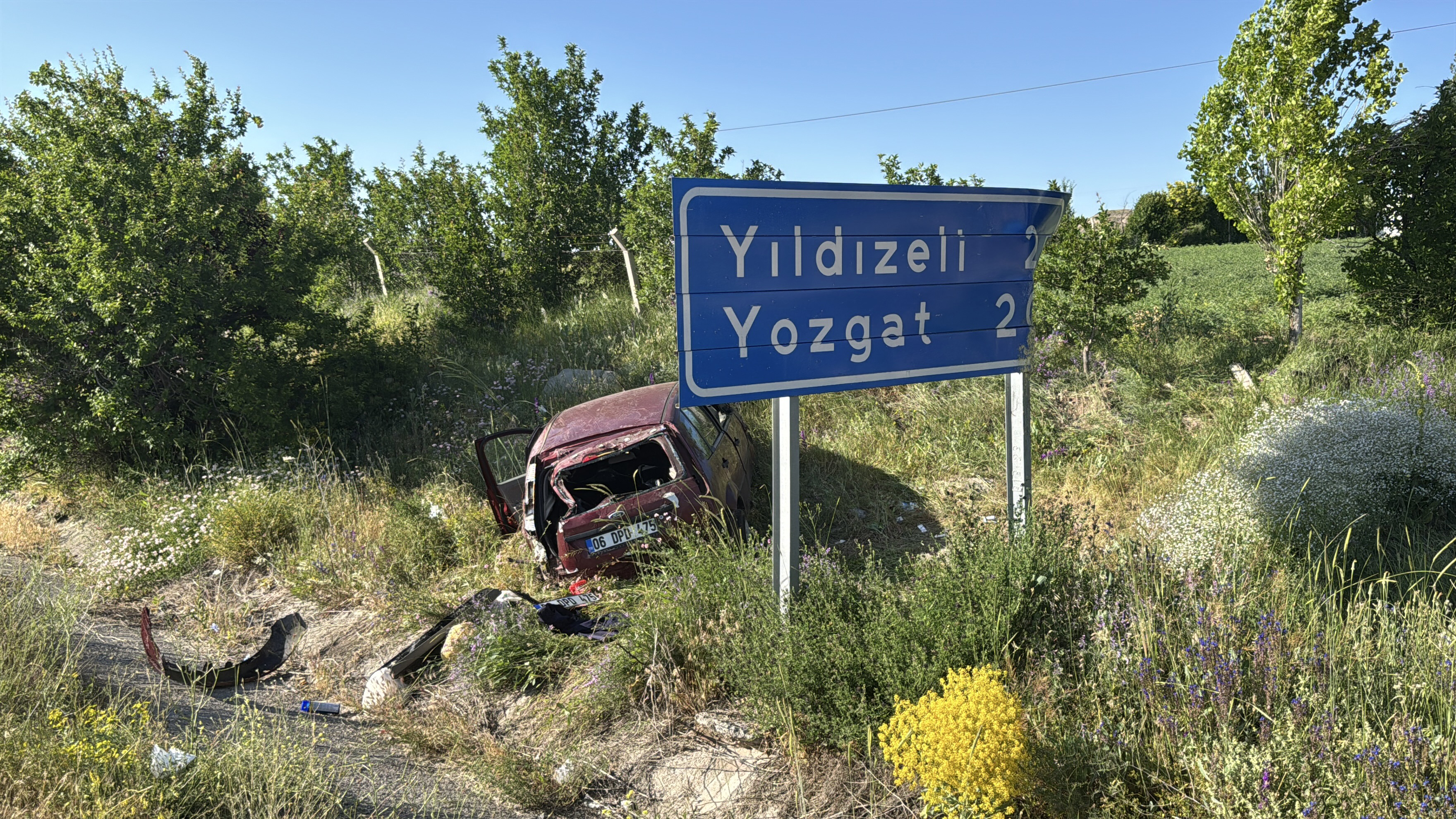 Sivas'ta şarampole yuvarlanan otomobildeki 3 kişi yaralandı