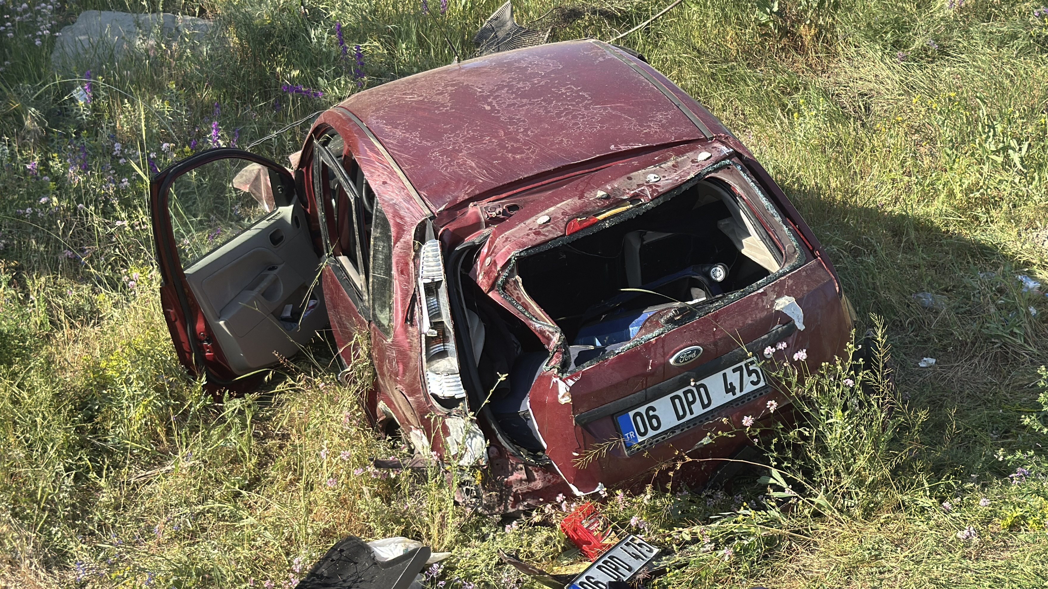 Sivas'ta şarampole yuvarlanan otomobildeki 3 kişi yaralandı