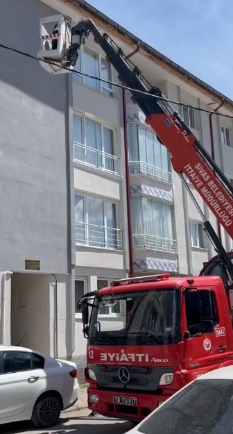 İpe takılıp mahsur kaldı, imdadına itfaiye yetişti! 