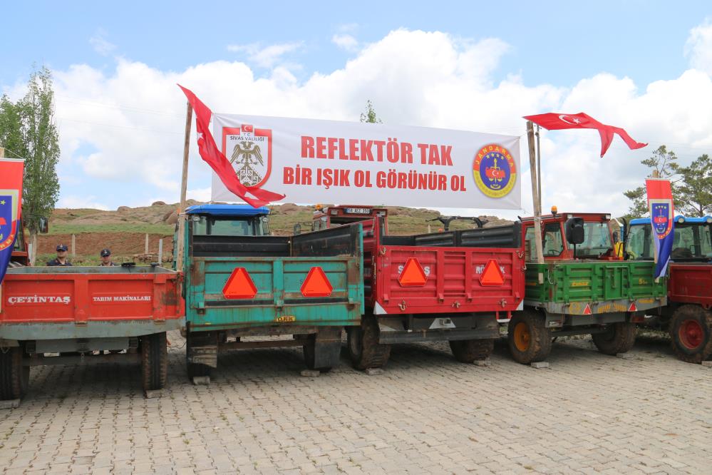 Sivas'ta artan kazaları önlemek için reflektör dağıtıldı 