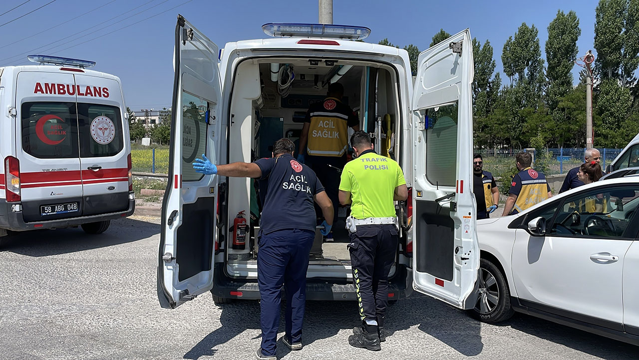 Otomobille ambulans çarpıştı