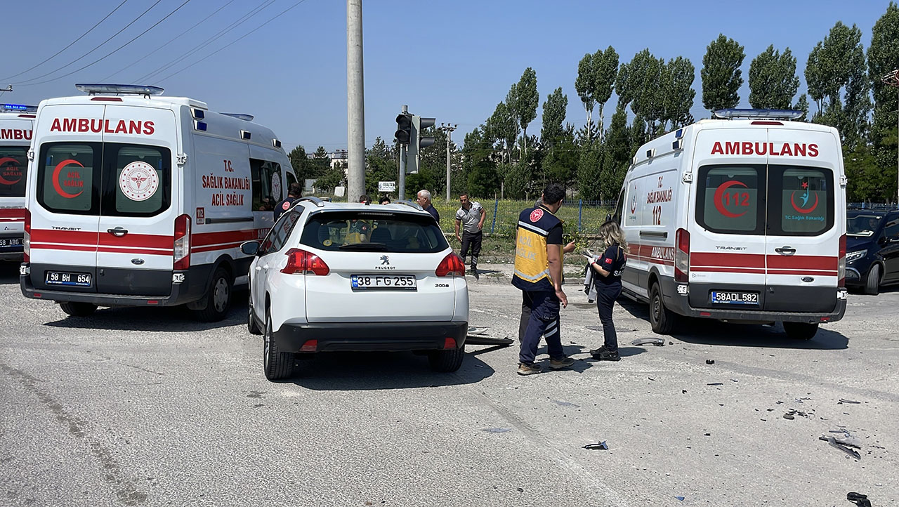 Otomobille ambulans çarpıştı