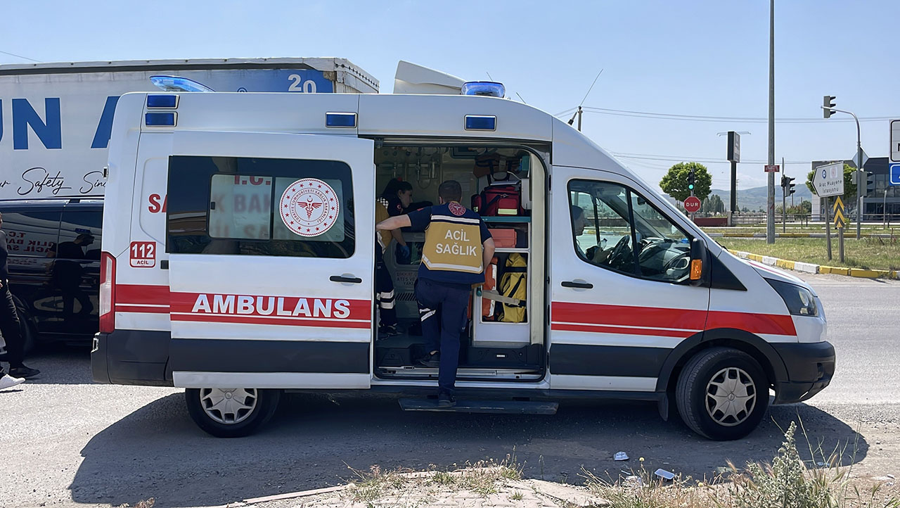 Otomobille ambulans çarpıştı