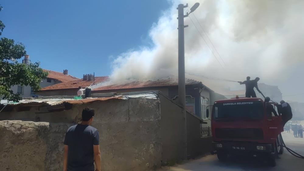 Sivas'ta müstakil evde yangın çıktı 