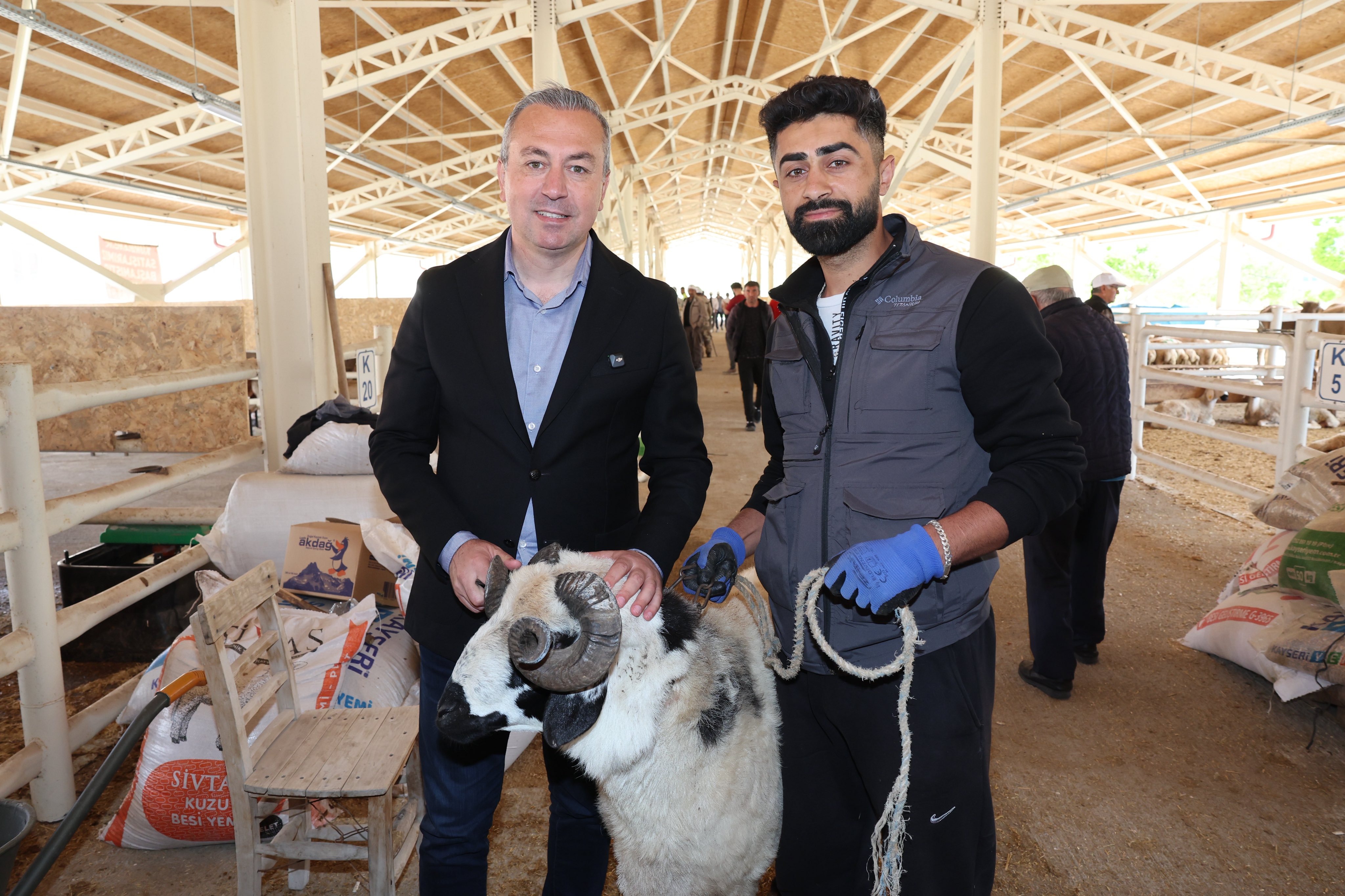 Sivas'ta kurban satışları devam ediyor 