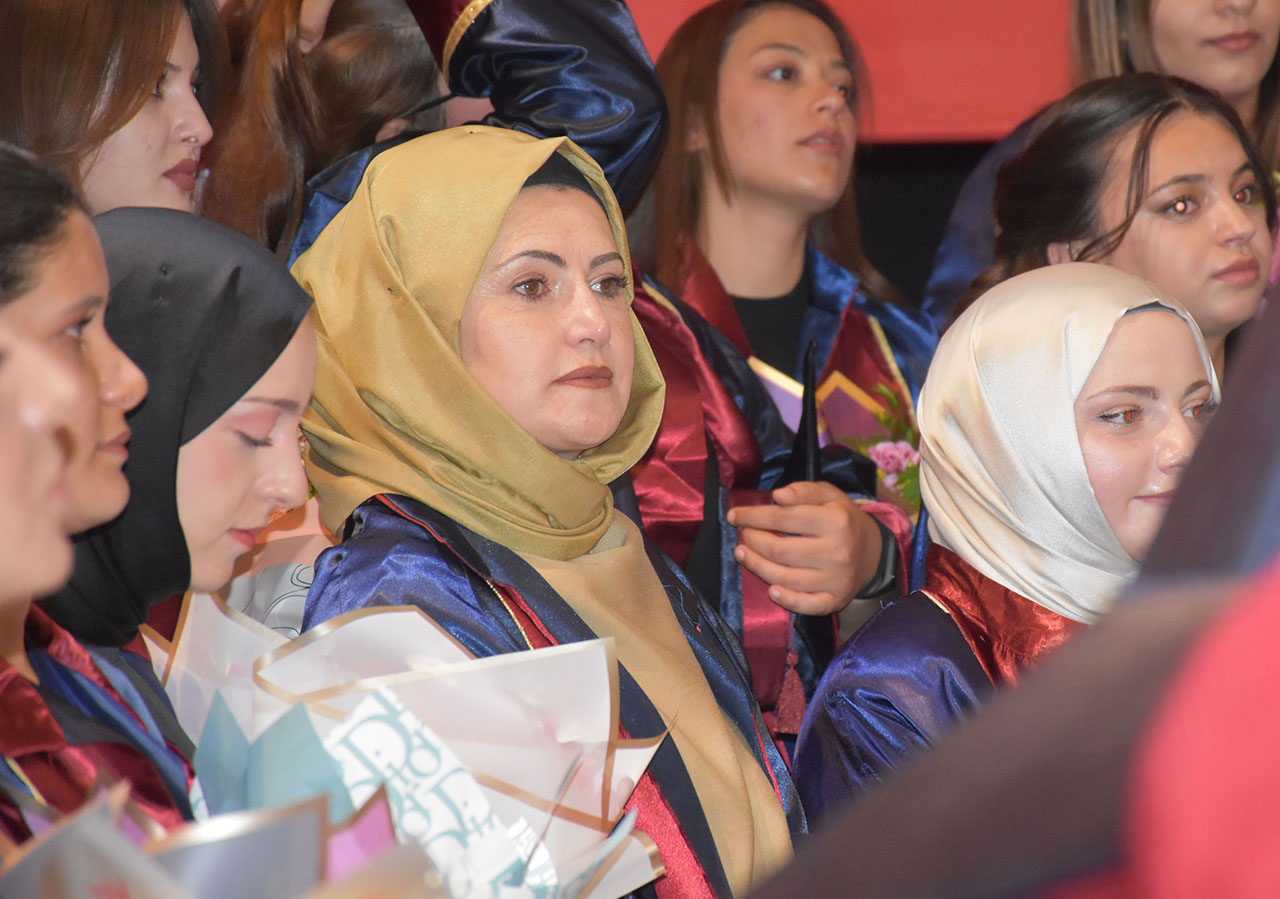 İki kanseri yendi, 49 yaşında üniversiteyi birincilikle bitirdi