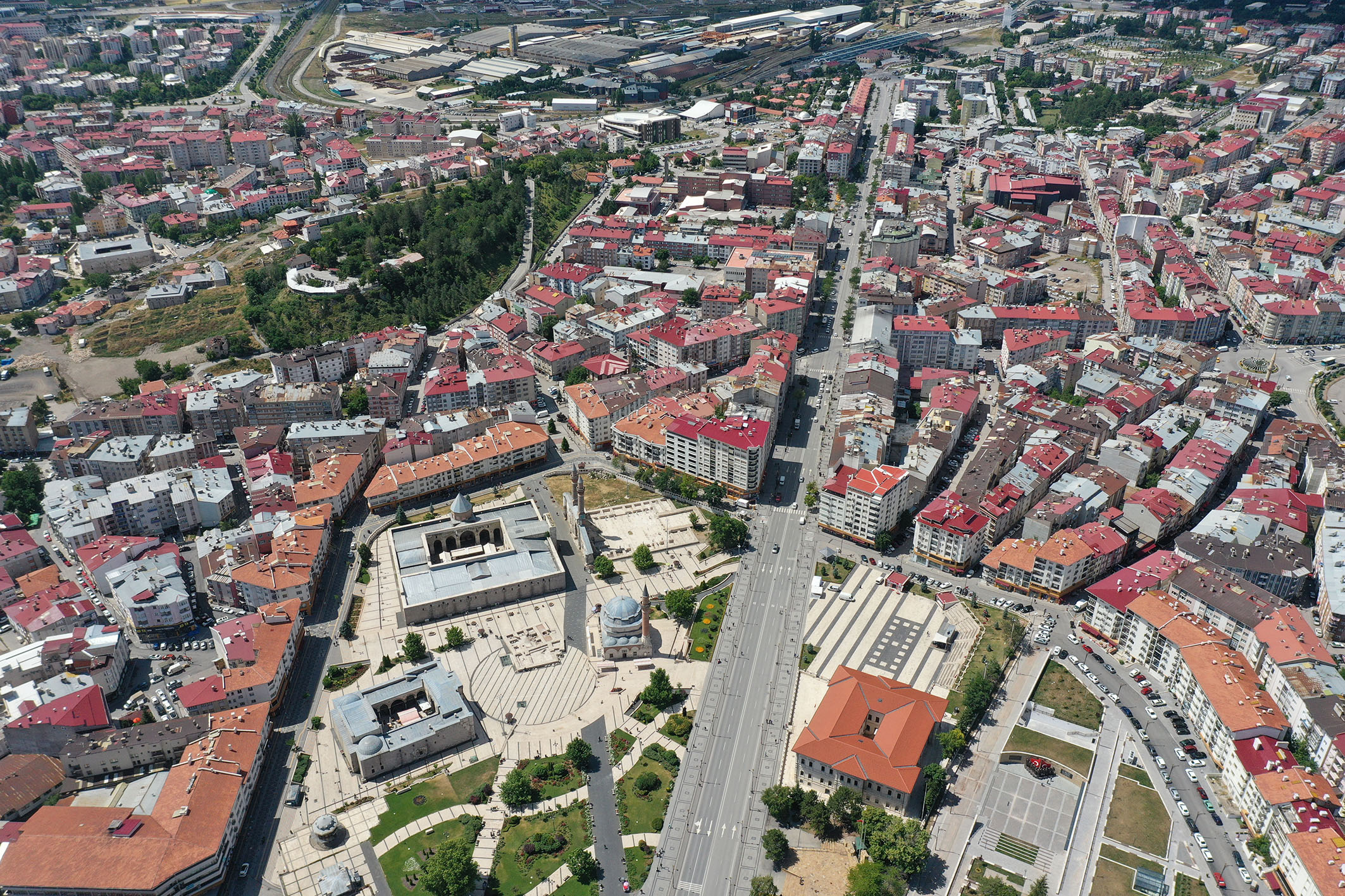 Sivas'ta Açık Hava Müzesini Andıran Kent Meydanı Fpv Dron Ile Görüntülendi (1)