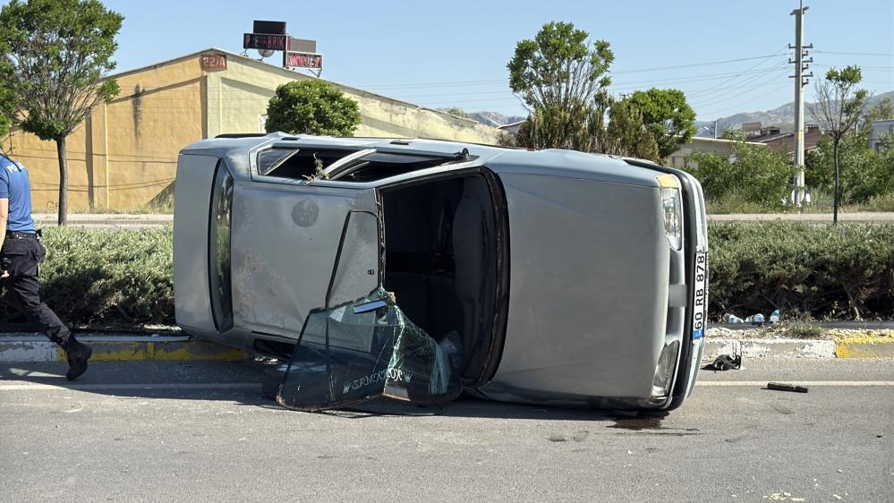 Sivas'ta otomobil takla attı: 2 kişi yaralandı