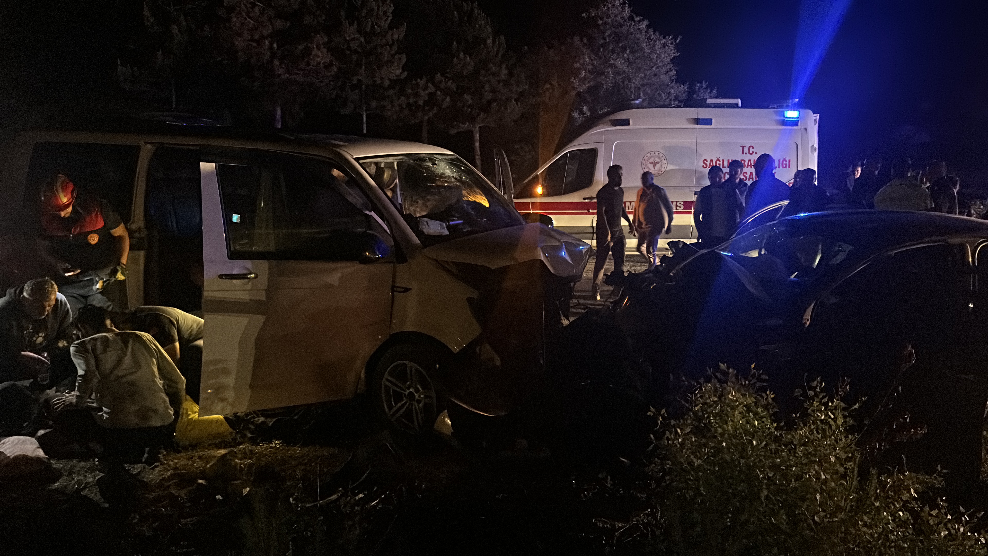 Sivas'ta ters şeride giren minibüs kaza yaptı! 8 Yaralı 