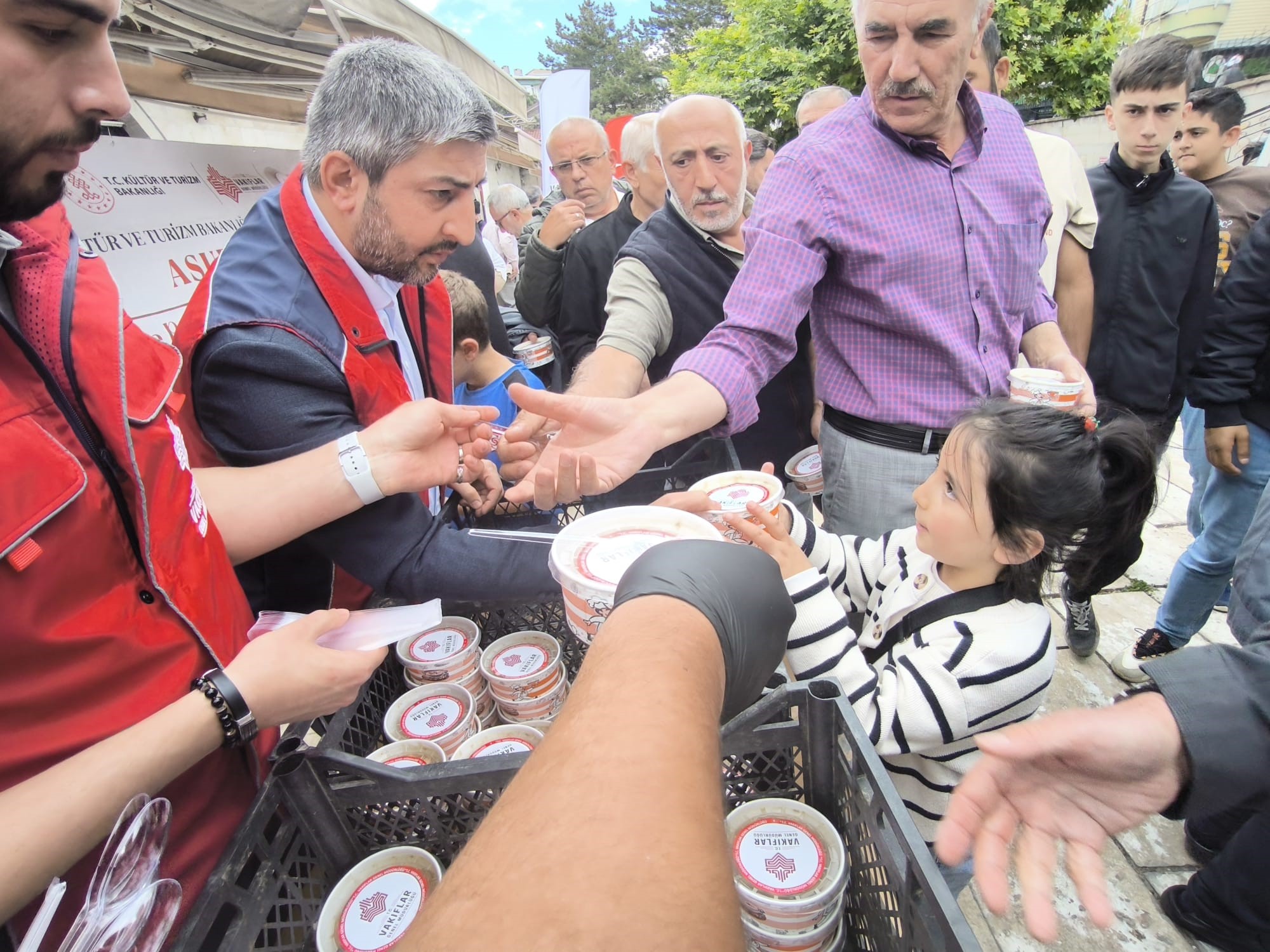 Sivas'ta cuma namazı çıkışı aşure ikramı-1