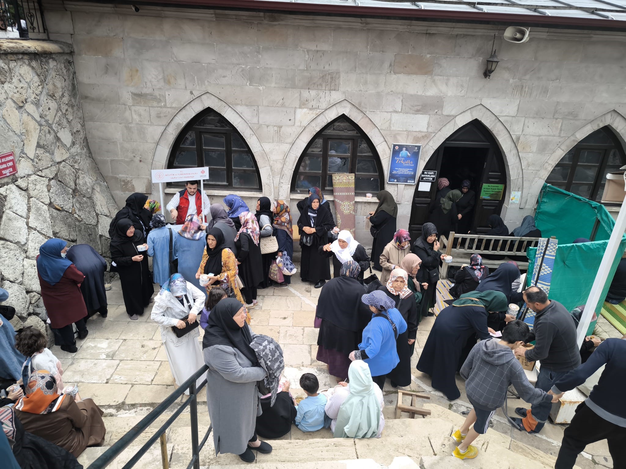 Sivas'ta cuma namazı çıkışı aşure ikramı