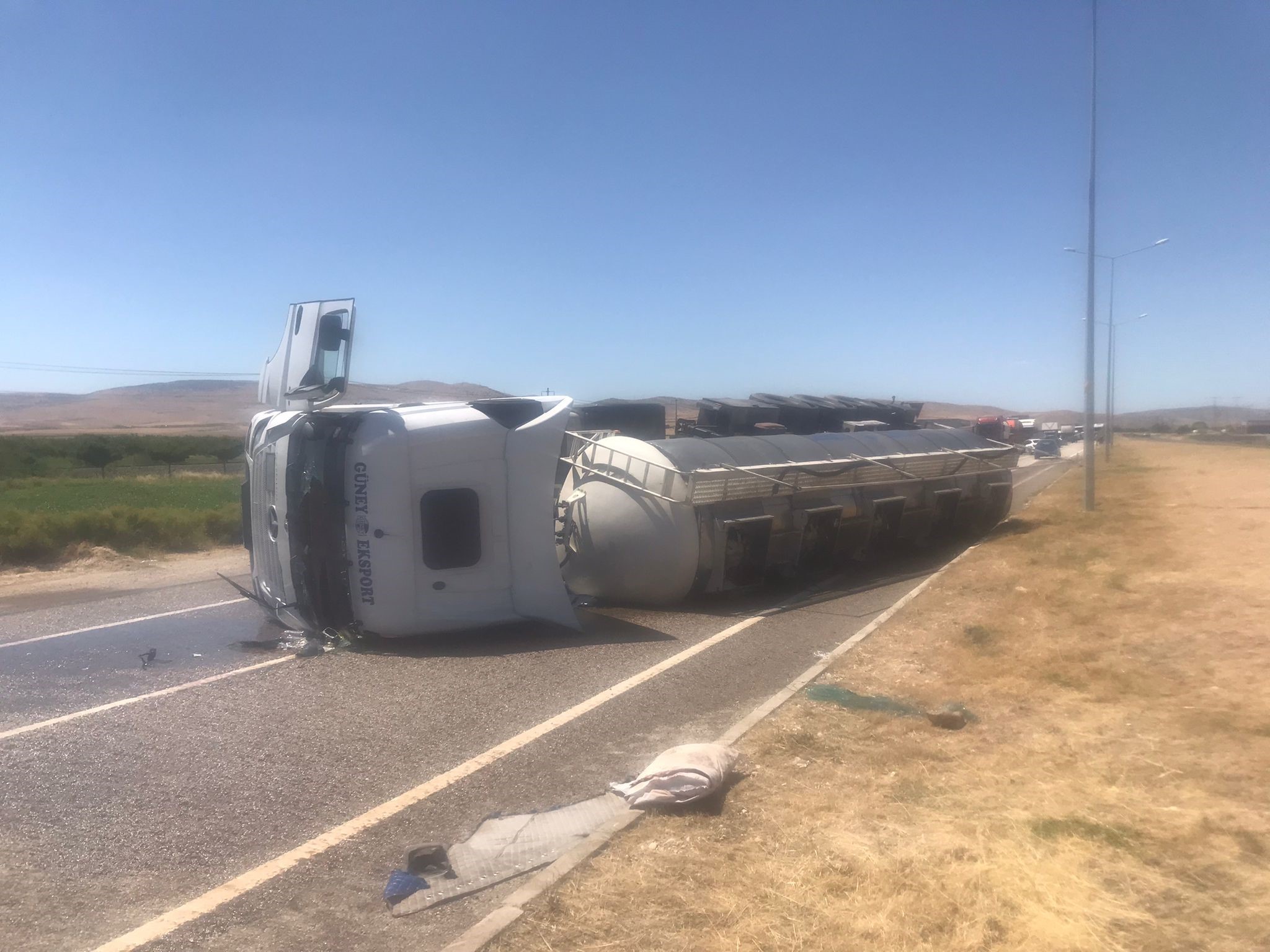 Sivas yolunda tanker devrildi!