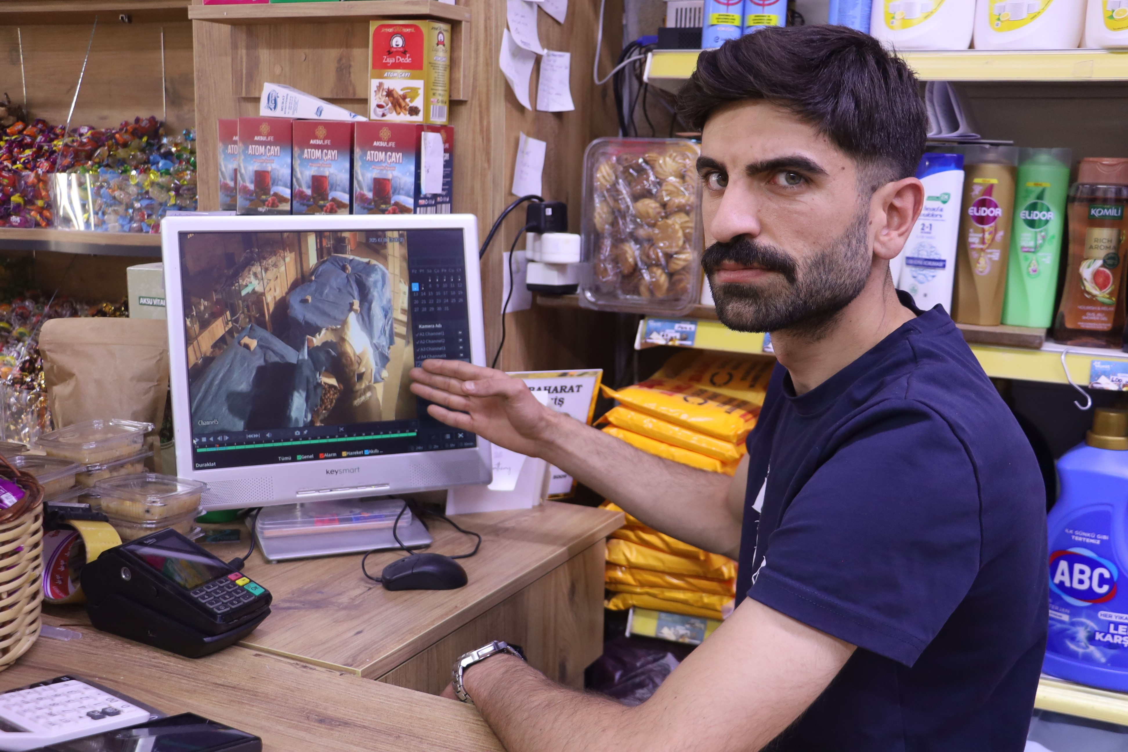 Sivas'ta gece yarısı brandayı keserek kuruyemiş çaldılar