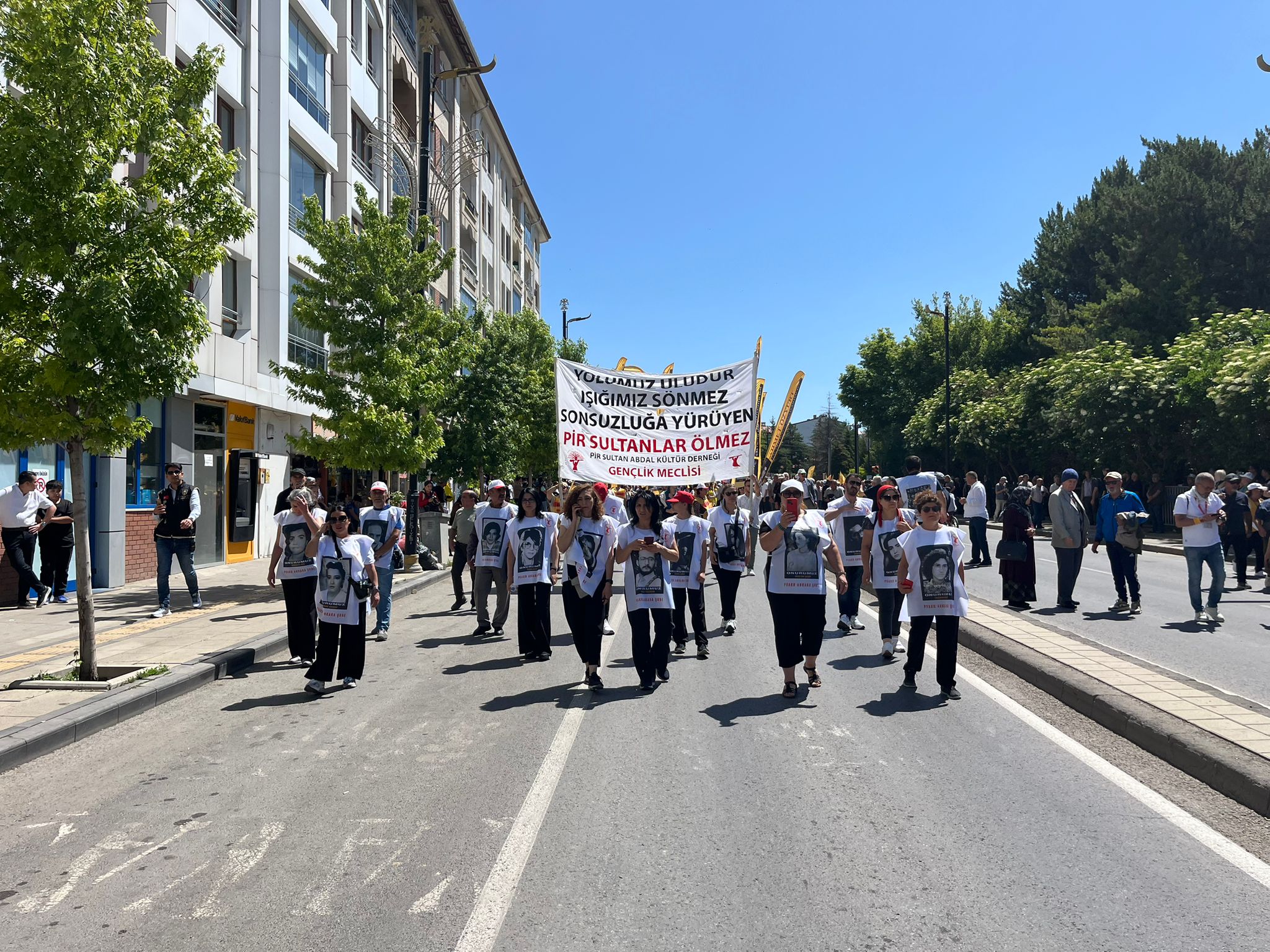 Sivas’ta Madımak’ta Hayatını Kaybedenler Anılıyor… Yürüyüş Başladı-2