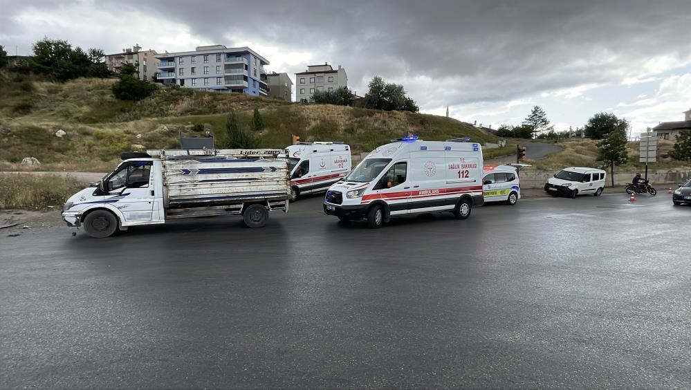 Sivas'ta otomobil ve kamyonet çarpıştı-2