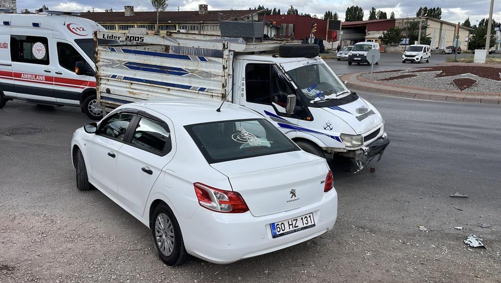 Sivas'ta otomobil ve kamyonet çarpıştı-1