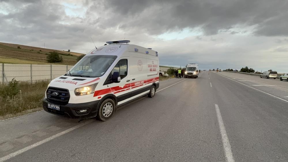 Sivas yolunda kaza yaptılar! Ters dönen araçtan sağ kurtuldular!-1