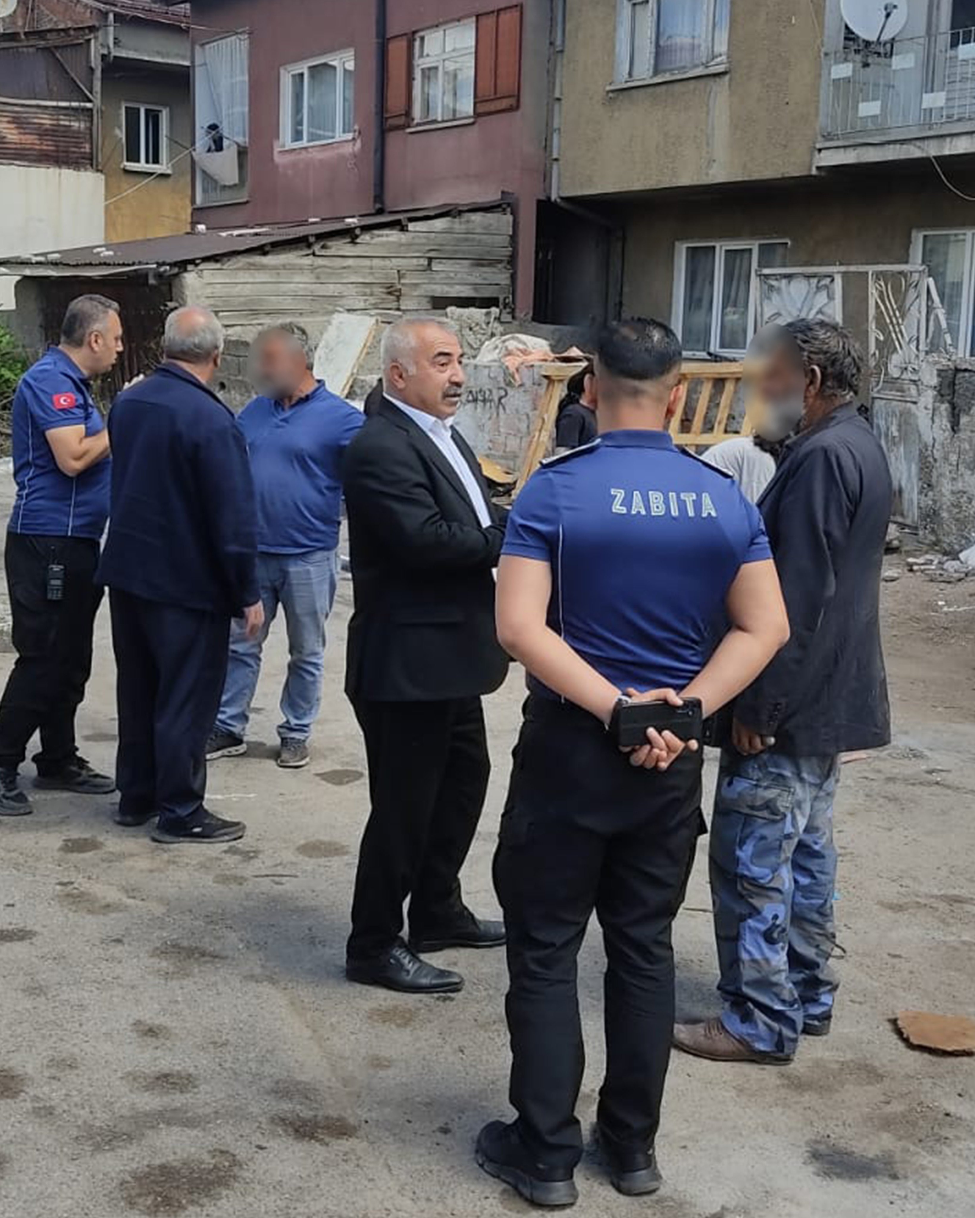 Sivas'ta kapı önüne çöp atanlar yandı! 